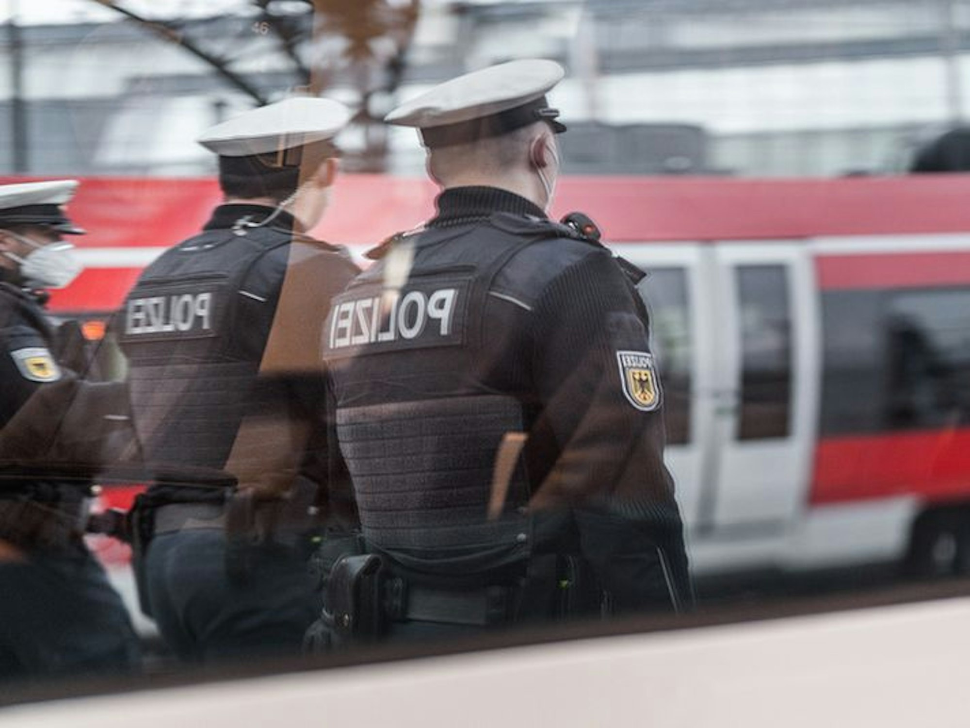 Das Symbolfoto zeigt drei Bundespolizisten am Hauptbahnhof.