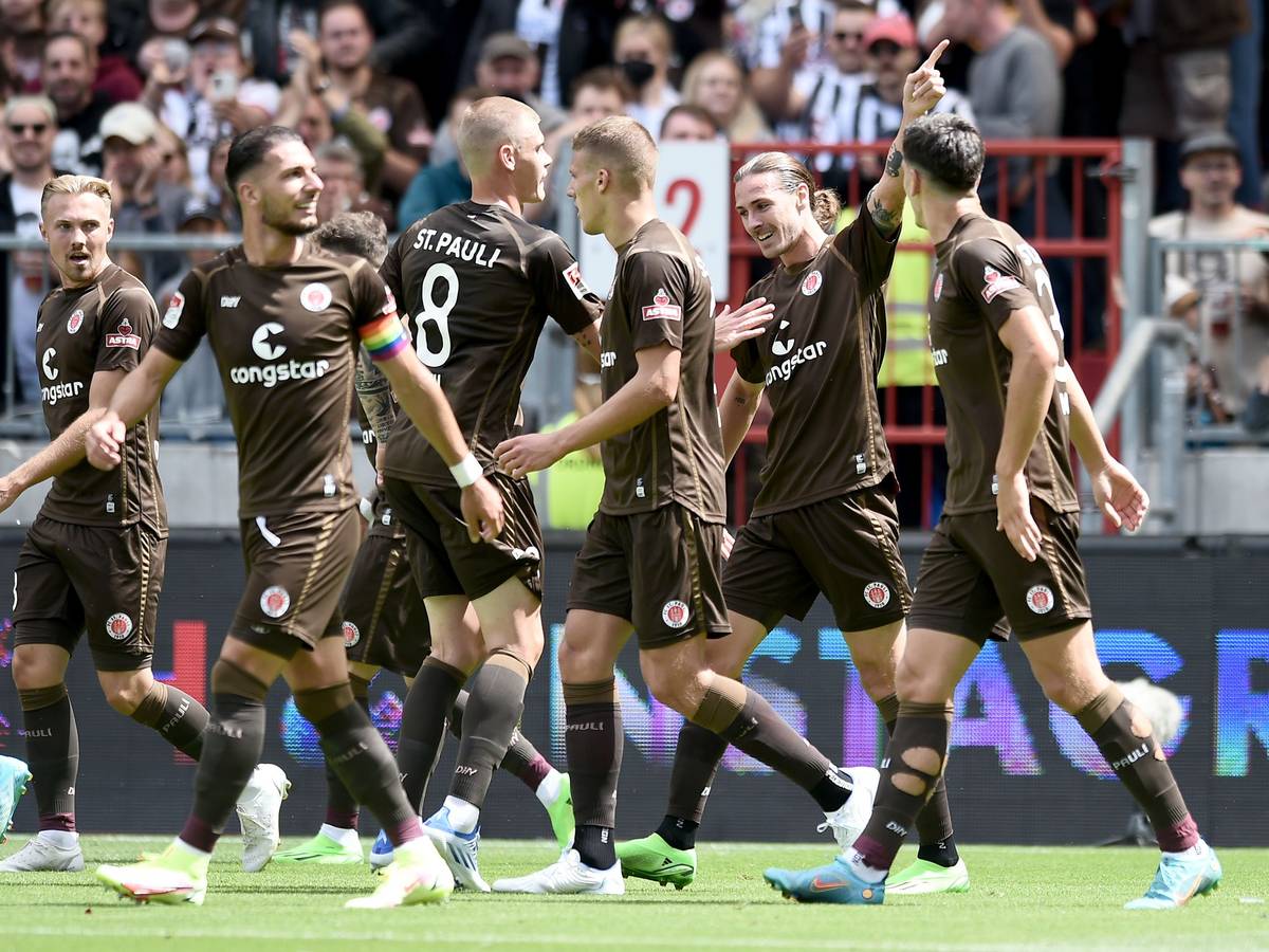 Die Spieler des FC St. Pauli bejubeln einen Treffer gegen Nürnberg. Dabei sind: Lukas Daschner, Leart Paqarada, Eric Smith, Jakov Medic, Jackson Irvine.