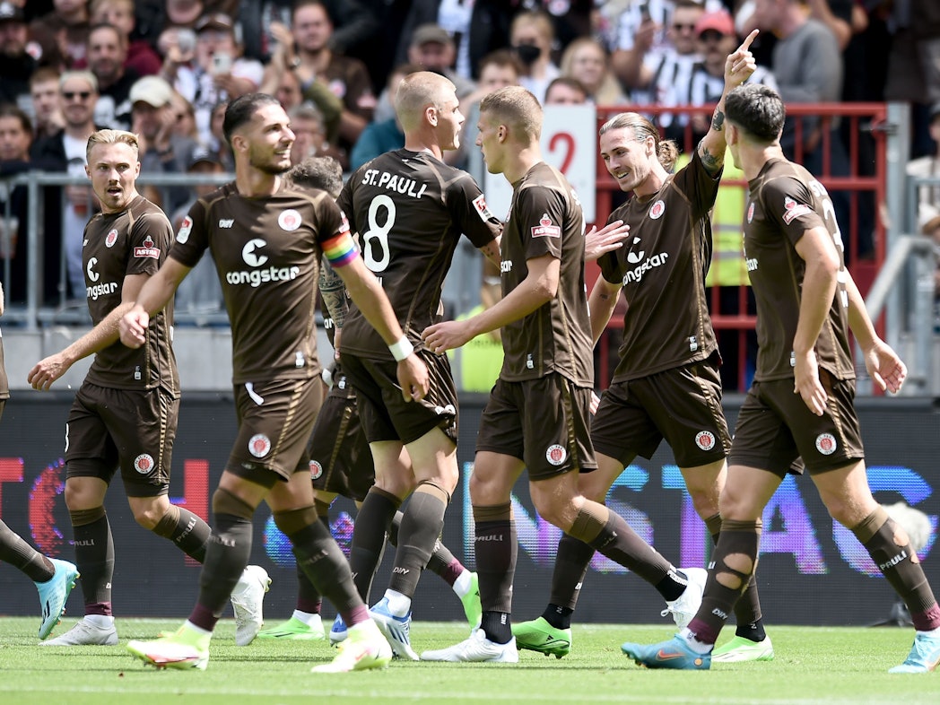 Die Spieler des FC St. Pauli bejubeln einen Treffer gegen Nürnberg. Dabei sind: Lukas Daschner, Leart Paqarada, Eric Smith, Jakov Medic, Jackson Irvine.