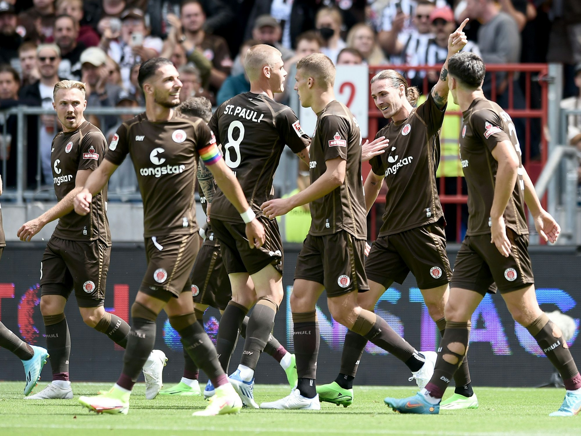 Die Spieler des FC St. Pauli bejubeln einen Treffer gegen Nürnberg. Dabei sind: Lukas Daschner, Leart Paqarada, Eric Smith, Jakov Medic, Jackson Irvine.