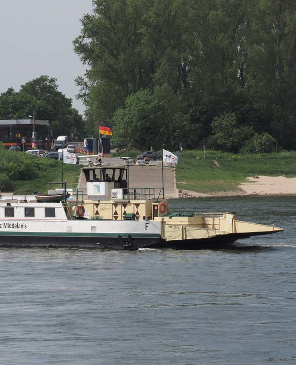Die Hitdorfer Fähre auf dem Rhein vor dem Ufer in Köln-Langel.