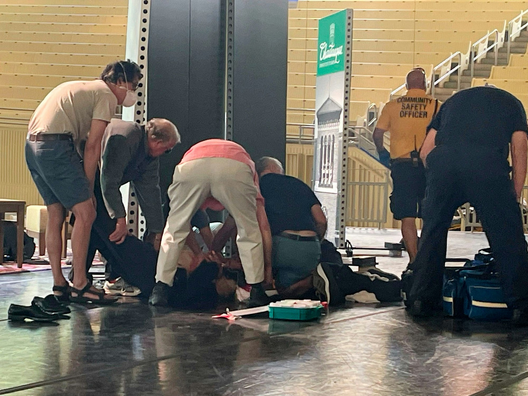 Salman Rushdie wird nach einer Messer-Attacke versorgt.