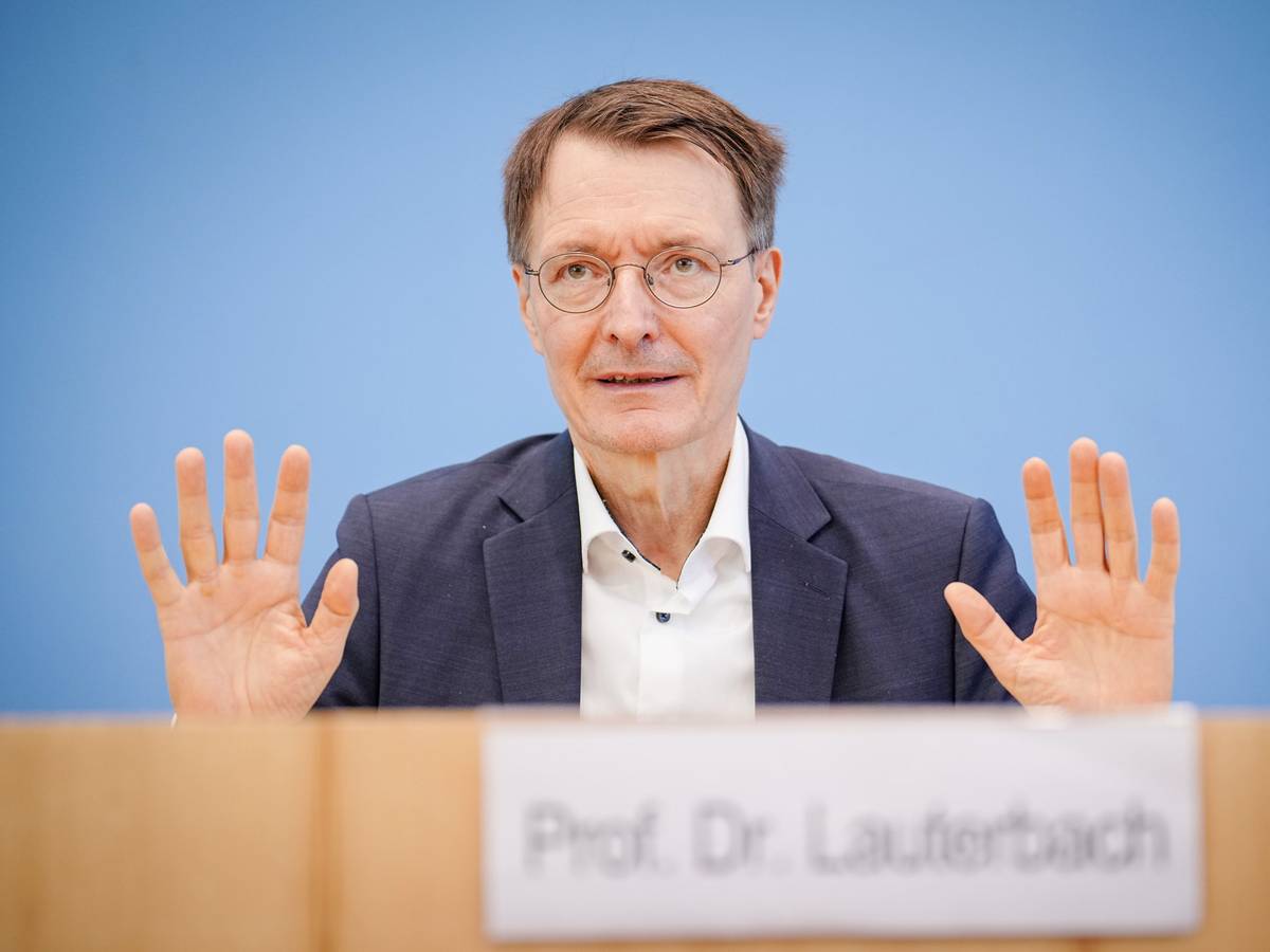 Karl Lauterbach (SPD), Bundesminister für Gesundheit, gibt am 12. August eine Pressekonferenz zur Corona-Lage.