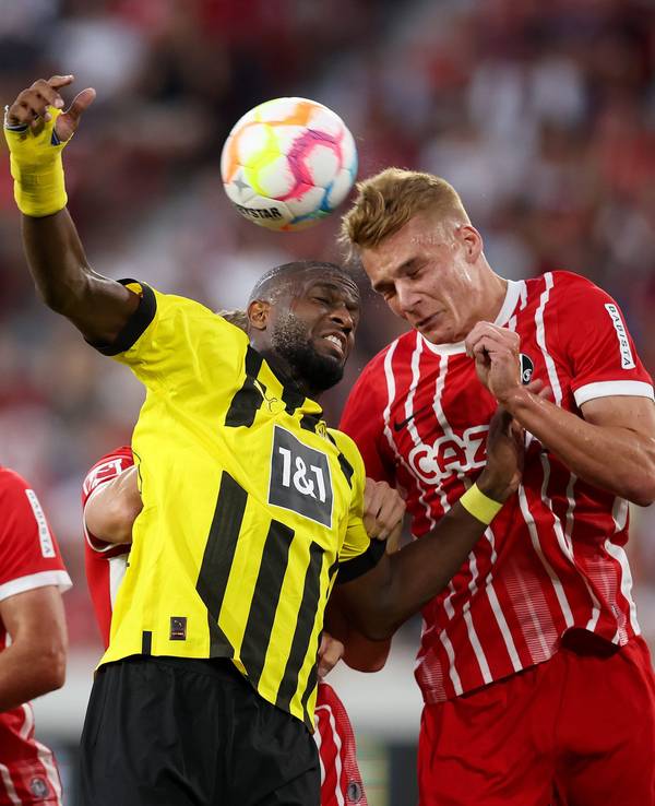 BVB-Stürmer Anthony Modeste im Luftkampf.