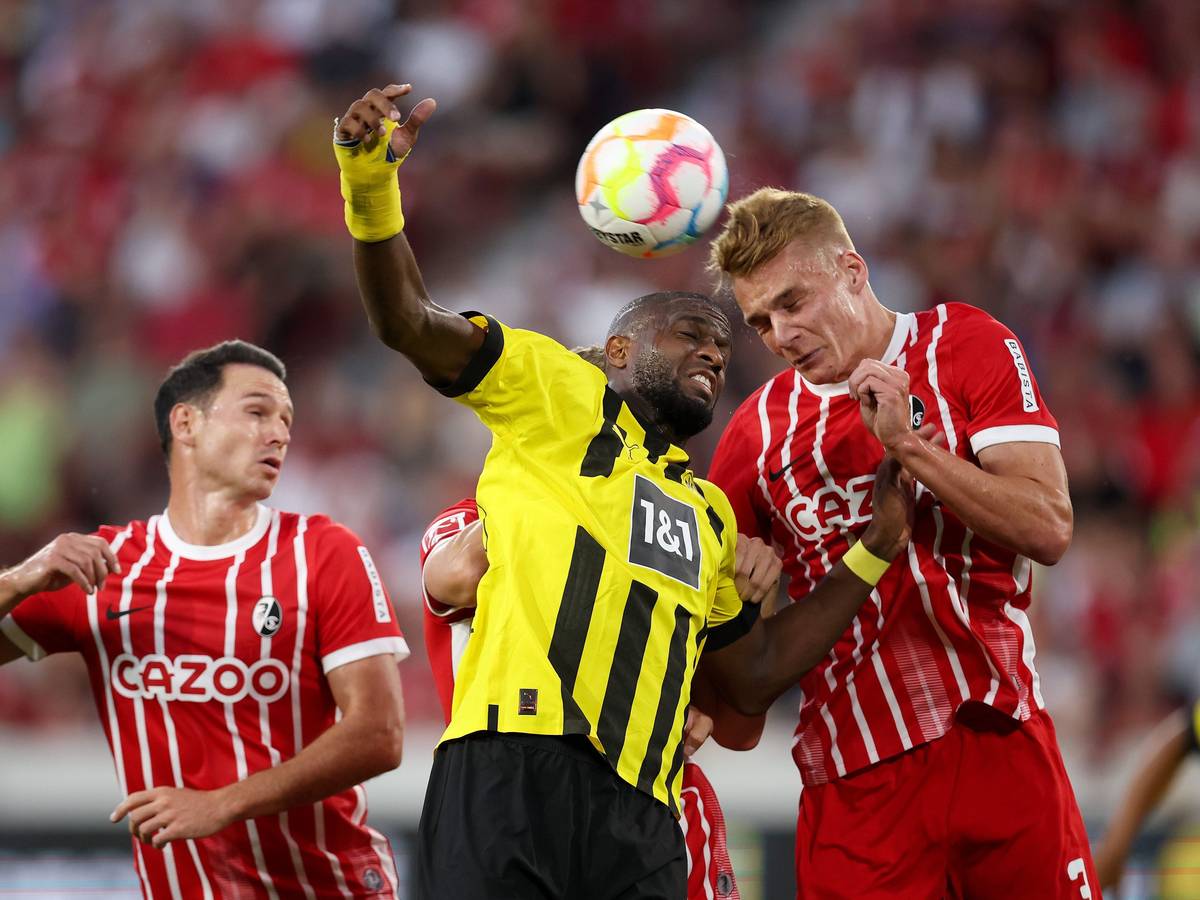 Anthony Modeste (Borussia Dortmund) geht hoch zum Kopfball.