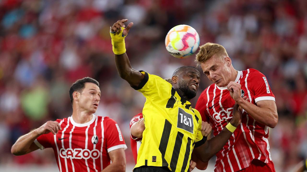 BVB-Stürmer Anthony Modeste im Luftkampf.