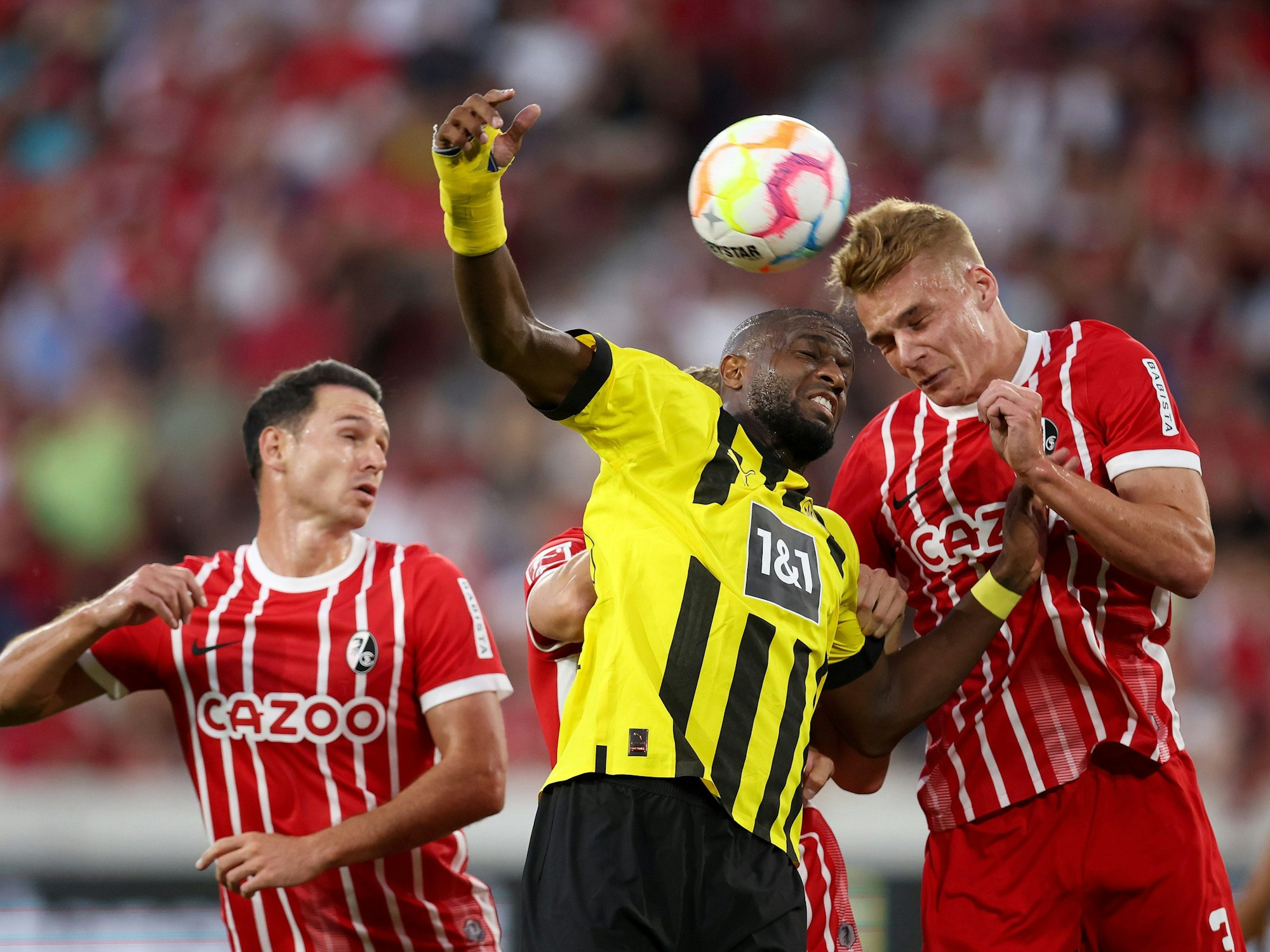 Anthony Modeste (Borussia Dortmund) geht hoch zum Kopfball.