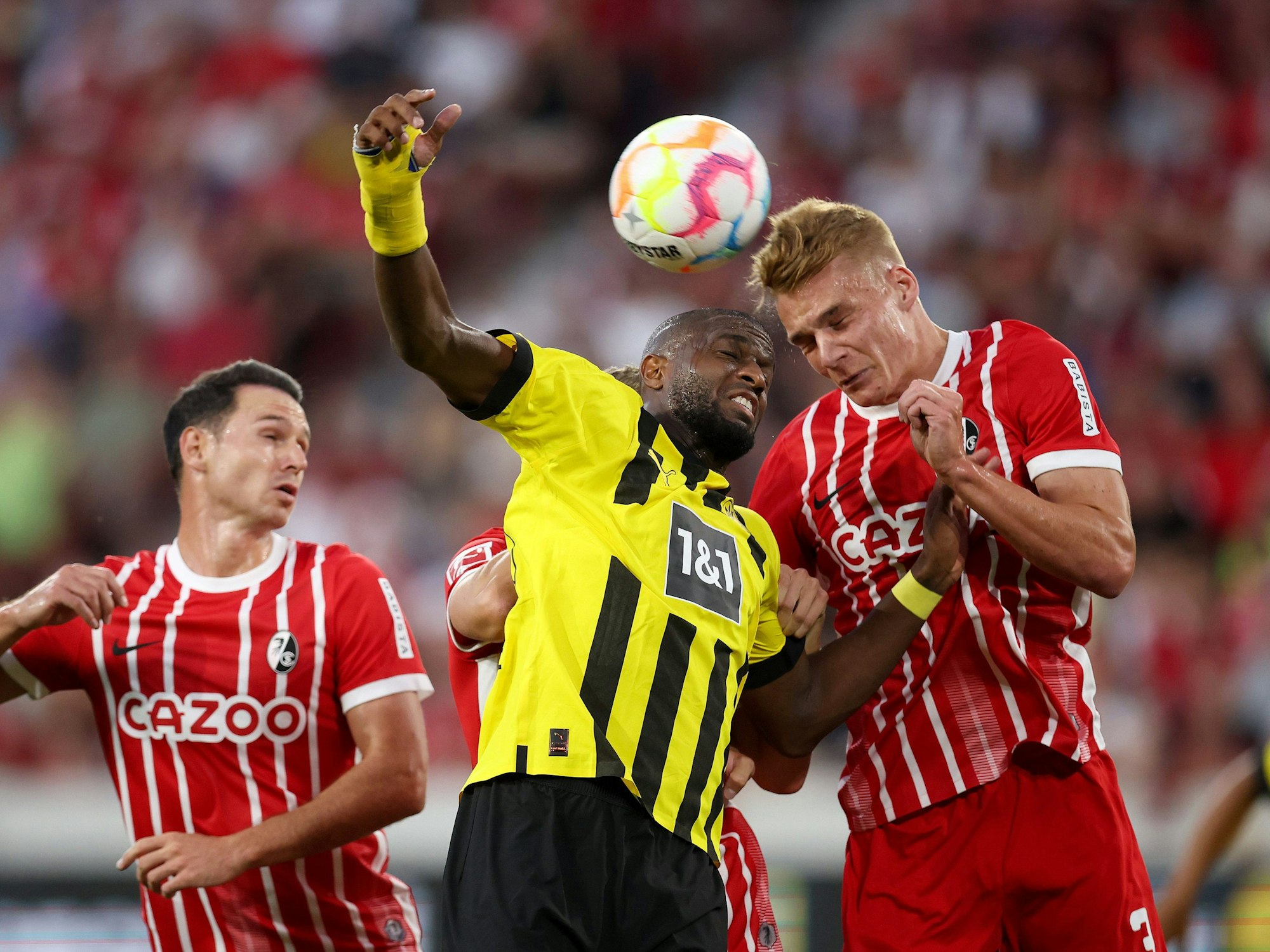 BVB-Stürmer Anthony Modeste im Luftkampf.