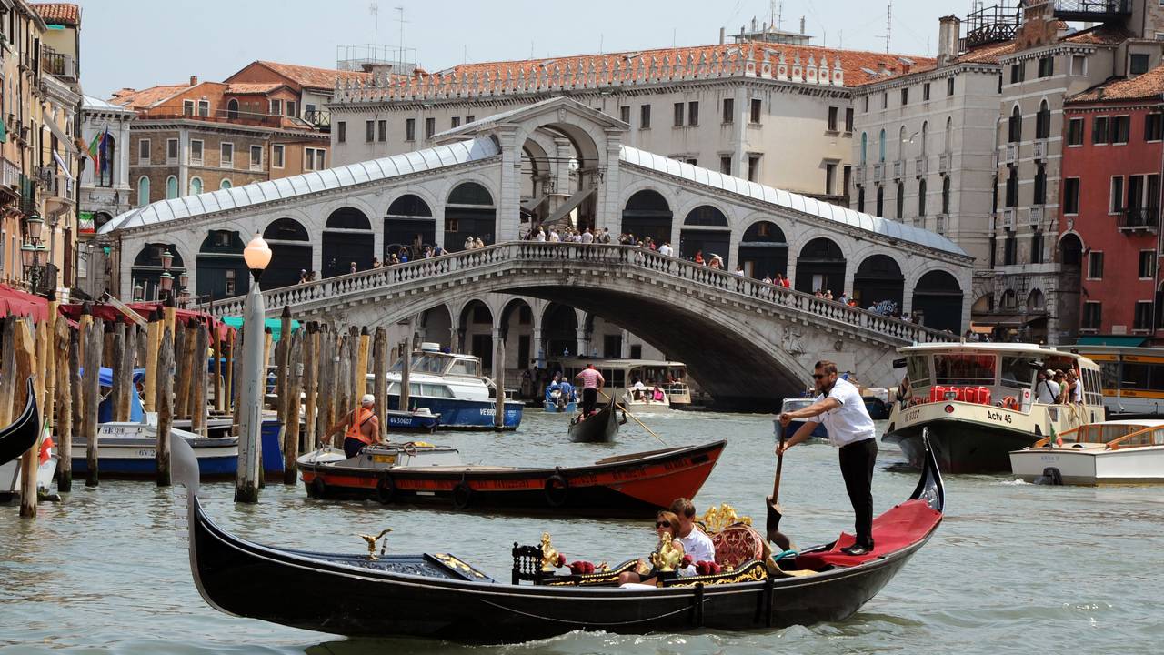 Gondeln, Boote sowie ein Vaporetto fahren auf dem Canale Grande vor der Rialtobrücke in Venedig (Italien). Das Foto wurde im Mai 2011 aufgenommen.