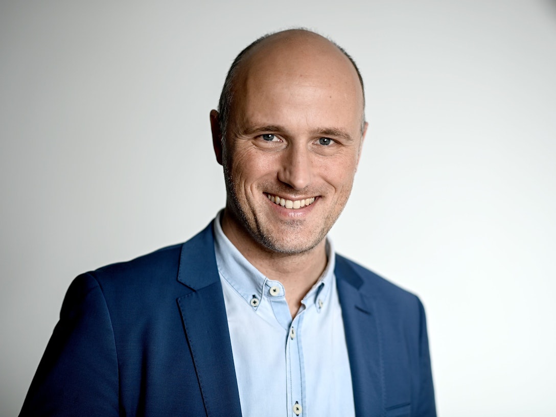 Sven Lehmann, Parlamentarischer Staatssekretär im Bundesministerium für Familie, Senioren, Frauen und Jugend, hier auf einem Foto von Februar 2022, beantwortet auf dem TikTok-Kanal von EXPRESS.de Fragen aus der queeren Community.