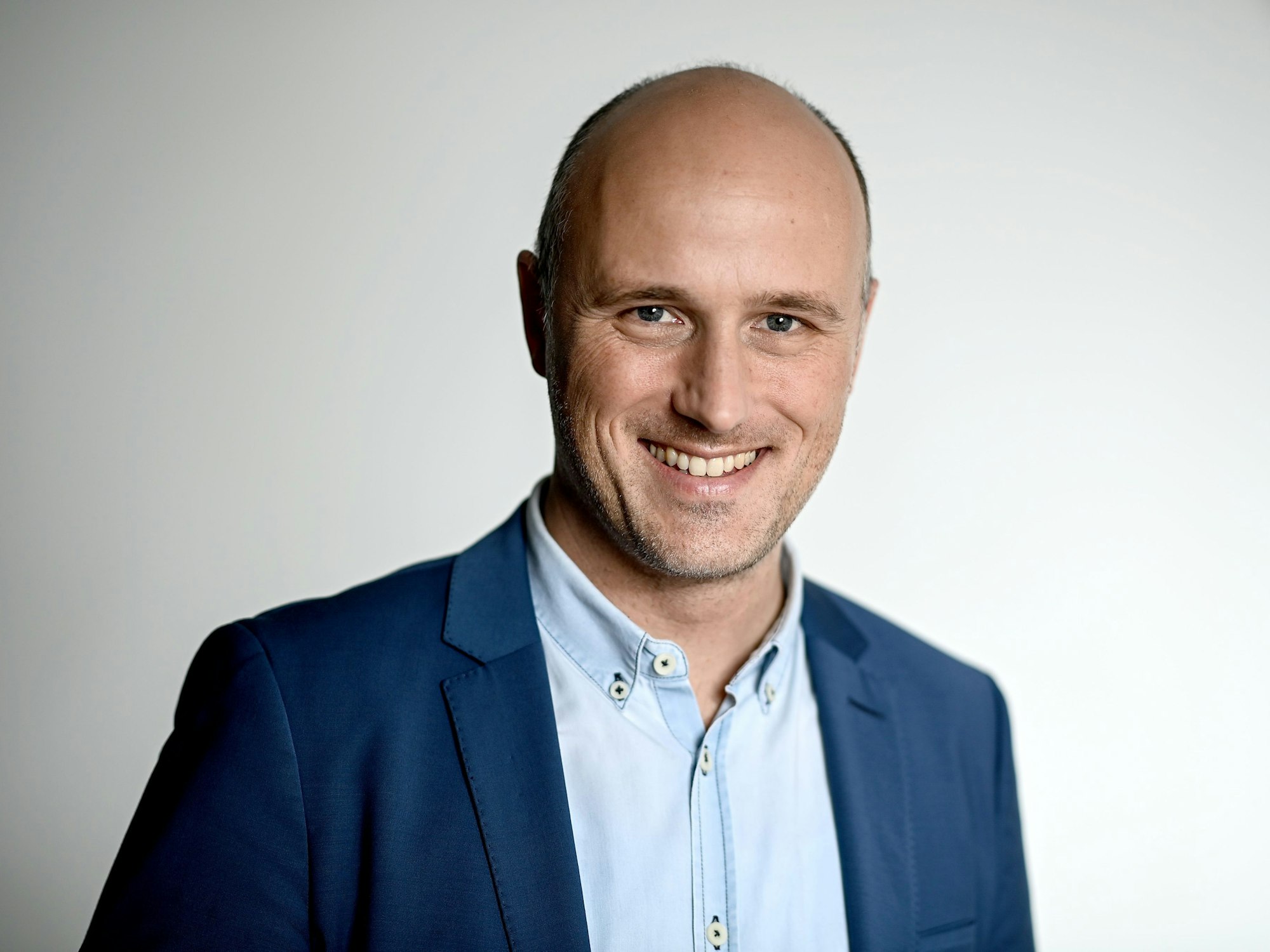 Sven Lehmann, Parlamentarischer Staatssekretär im Bundesministerium für Familie, Senioren, Frauen und Jugend, hier auf einem Foto von Februar 2022, beantwortet auf dem TikTok-Kanal von EXPRESS.de Fragen aus der queeren Community.