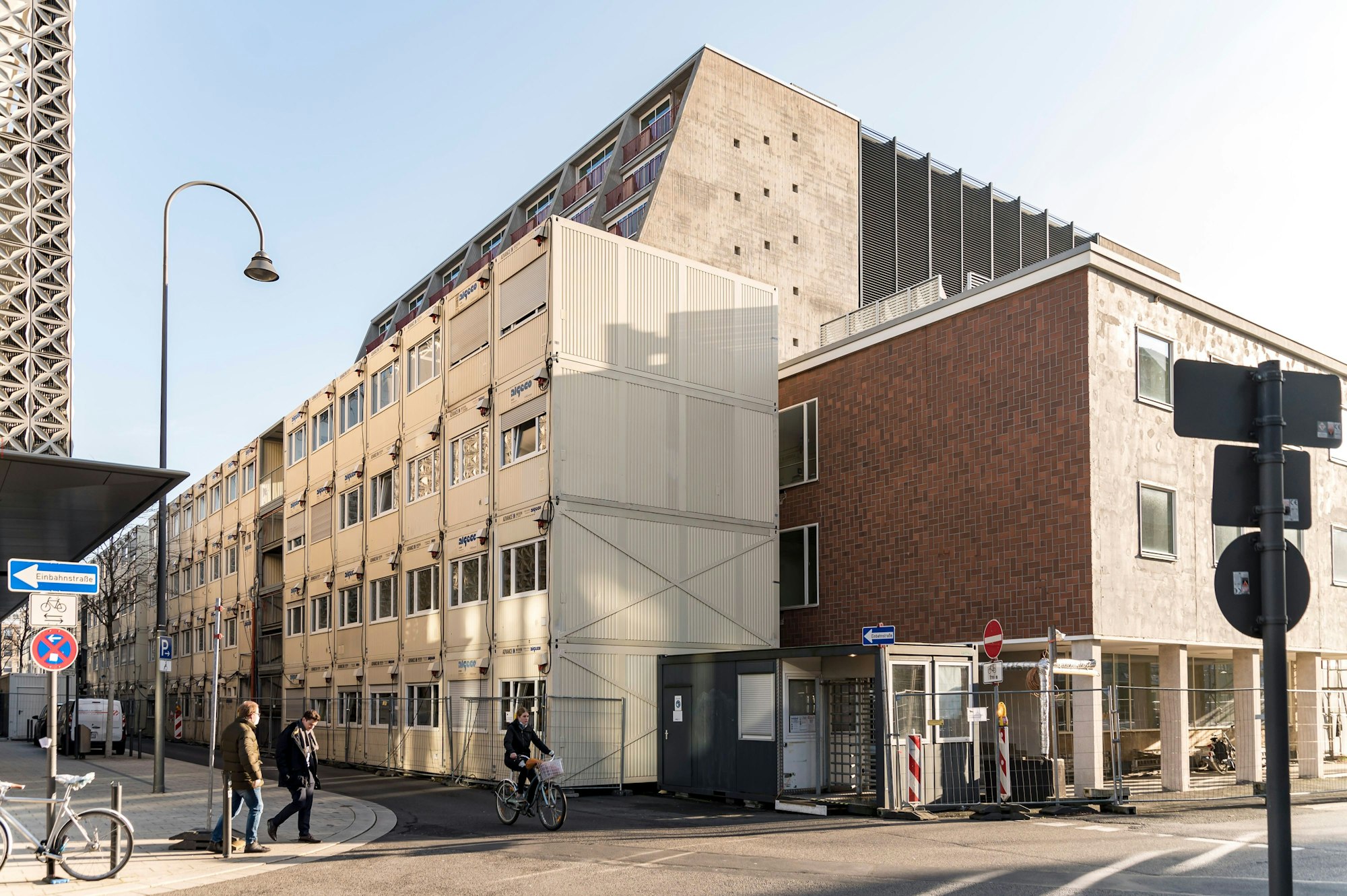 Container stehen vor der Kölner Oper.