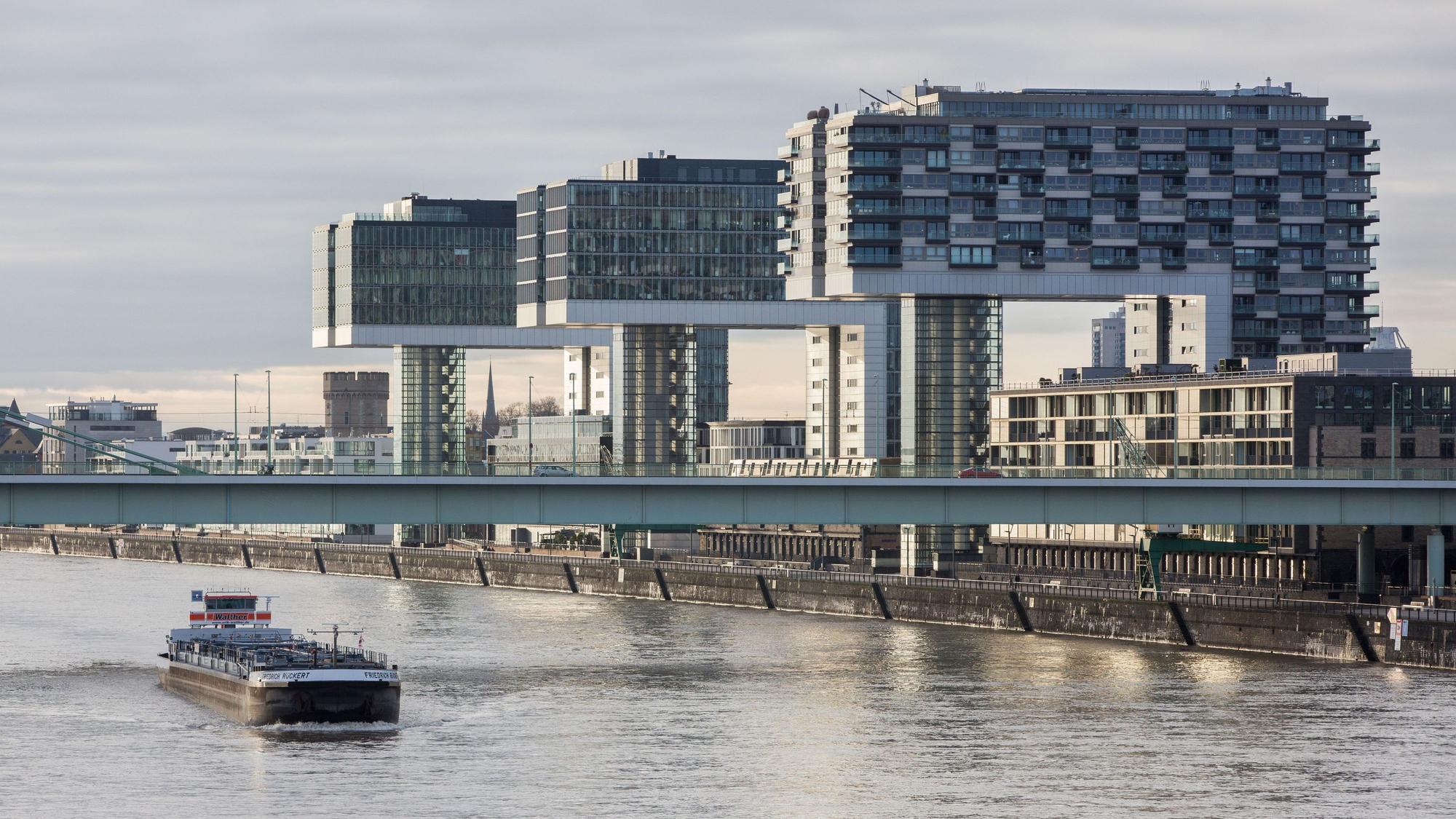 Blick auf den Rhein mit den Kranhäusern.