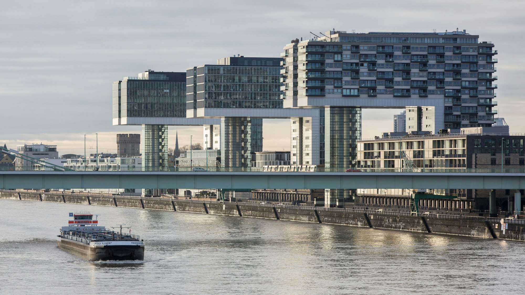 Blick auf den Rhein mit den Kranhäusern.