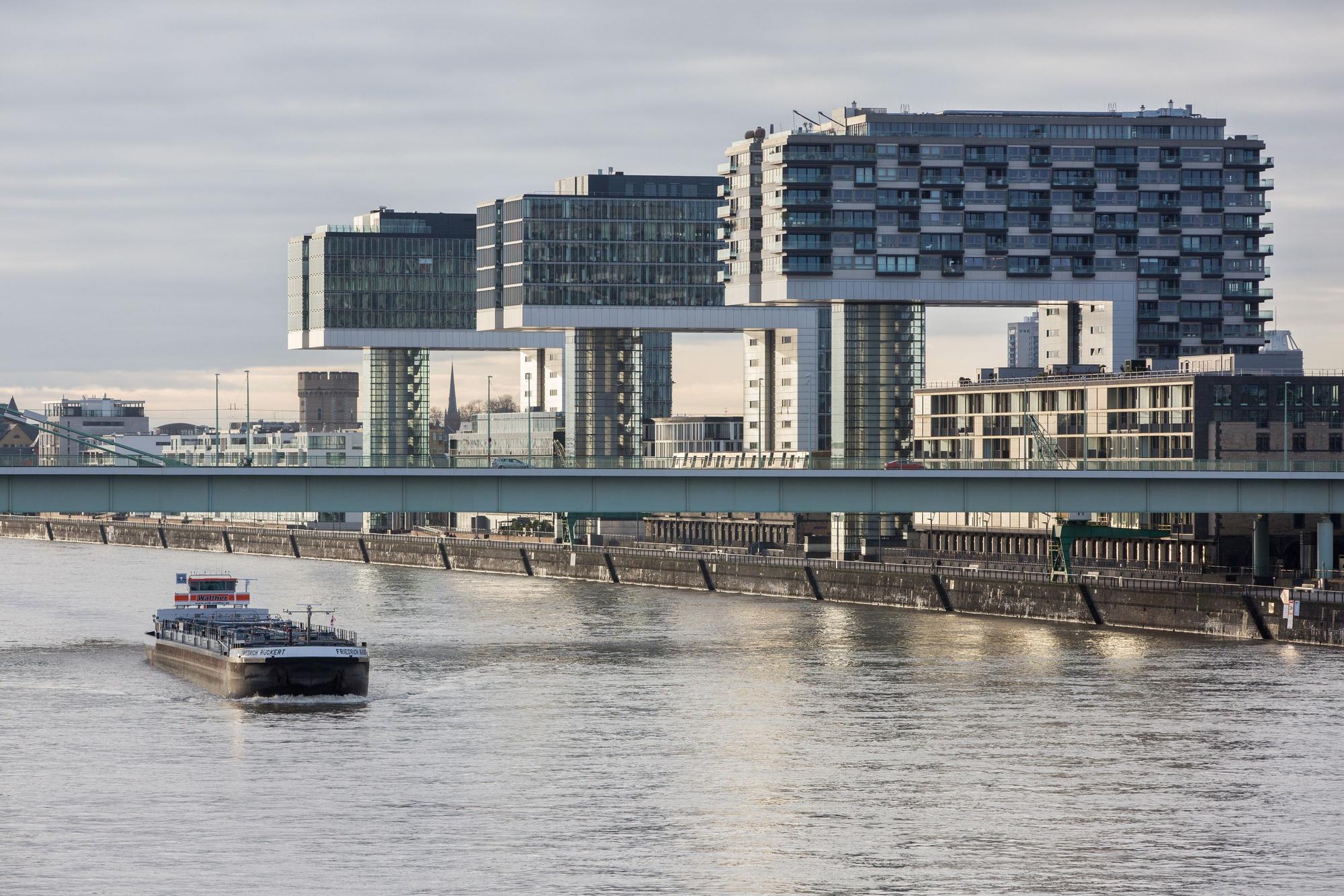 Die drei Kranhäuser hinter der Severinsbrücke.