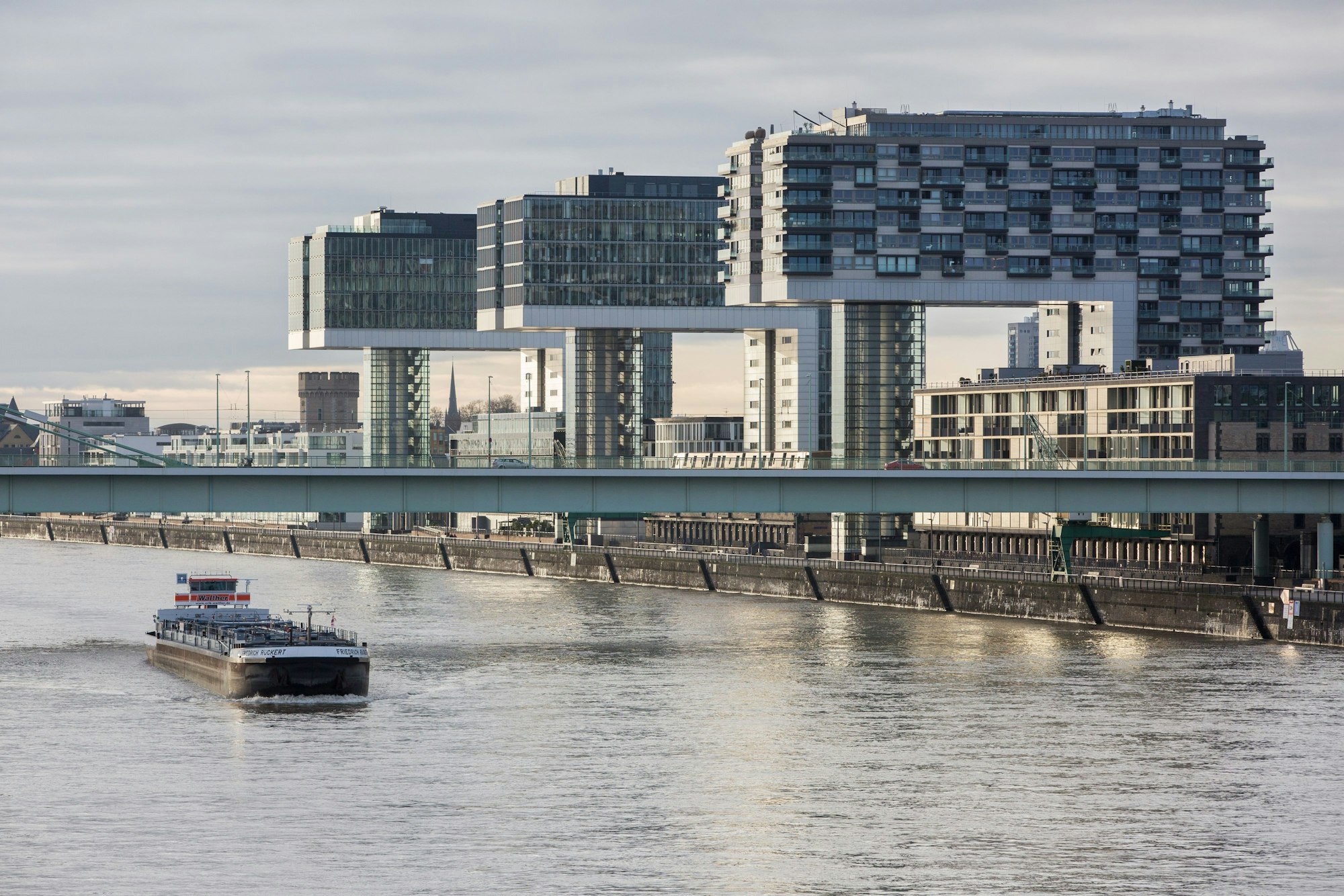 Die drei Kranhäuser hinter der Severinsbrücke.