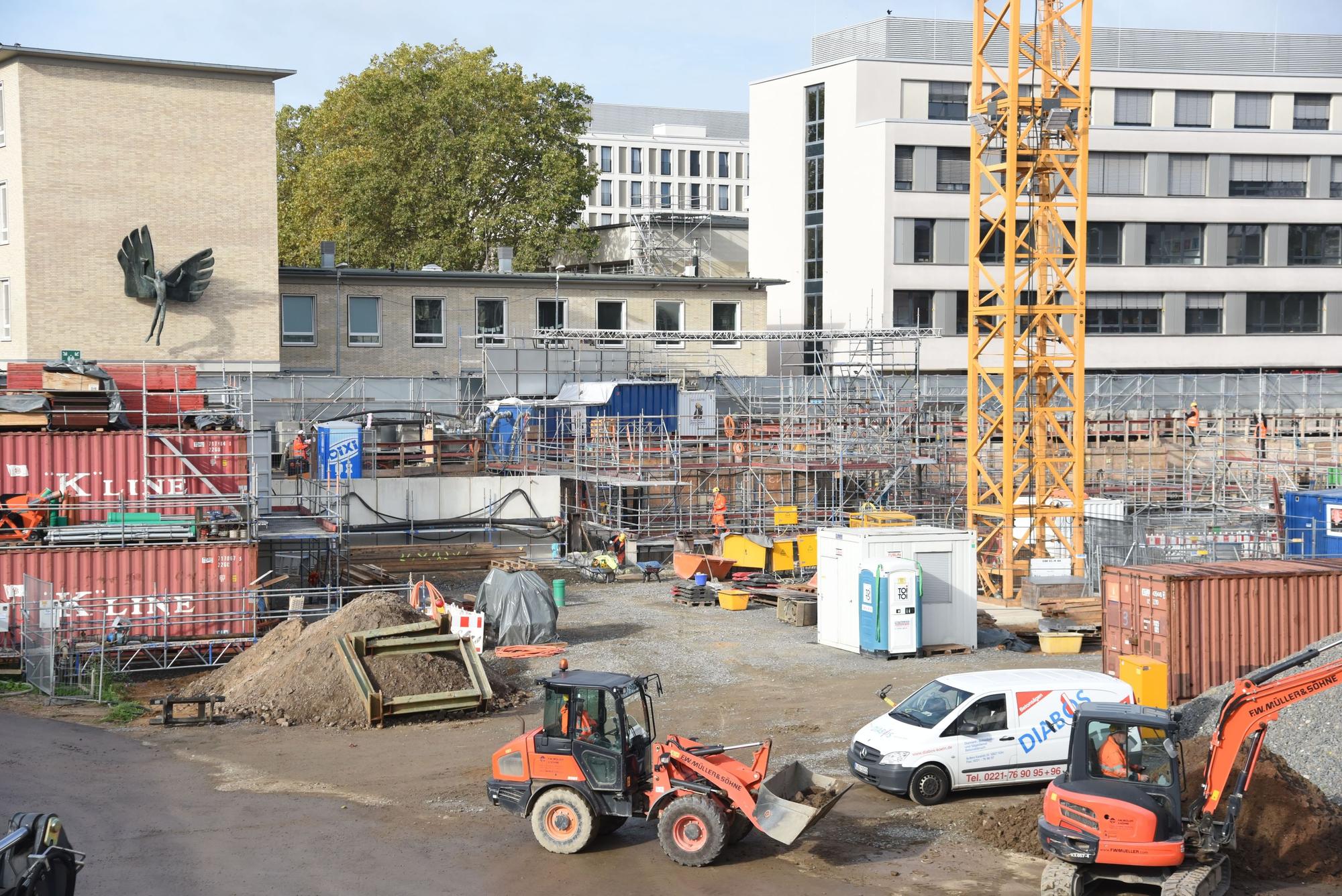 Eine große Baustelle an der Einsturzstelle des Stadtarchivs.