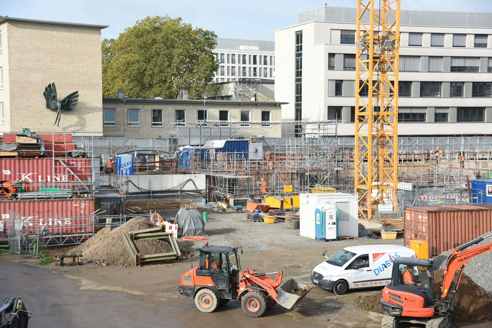 Eine große Baustelle an der Einsturzstelle des Stadtarchivs.