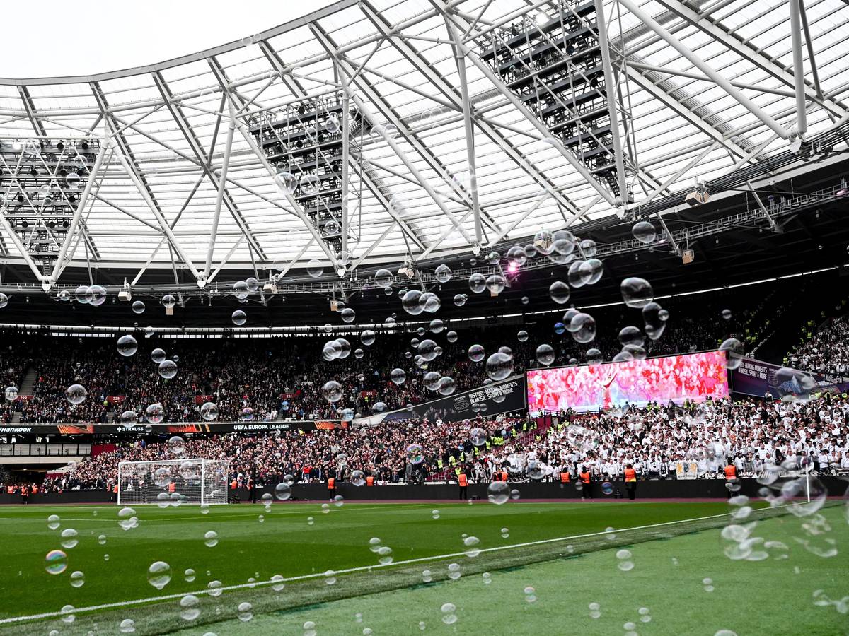 Im gut gefüllten Inneren des London Stadium sind Seifenblasen zu sehen. Sie sind das Markenzeichen von West Ham United.