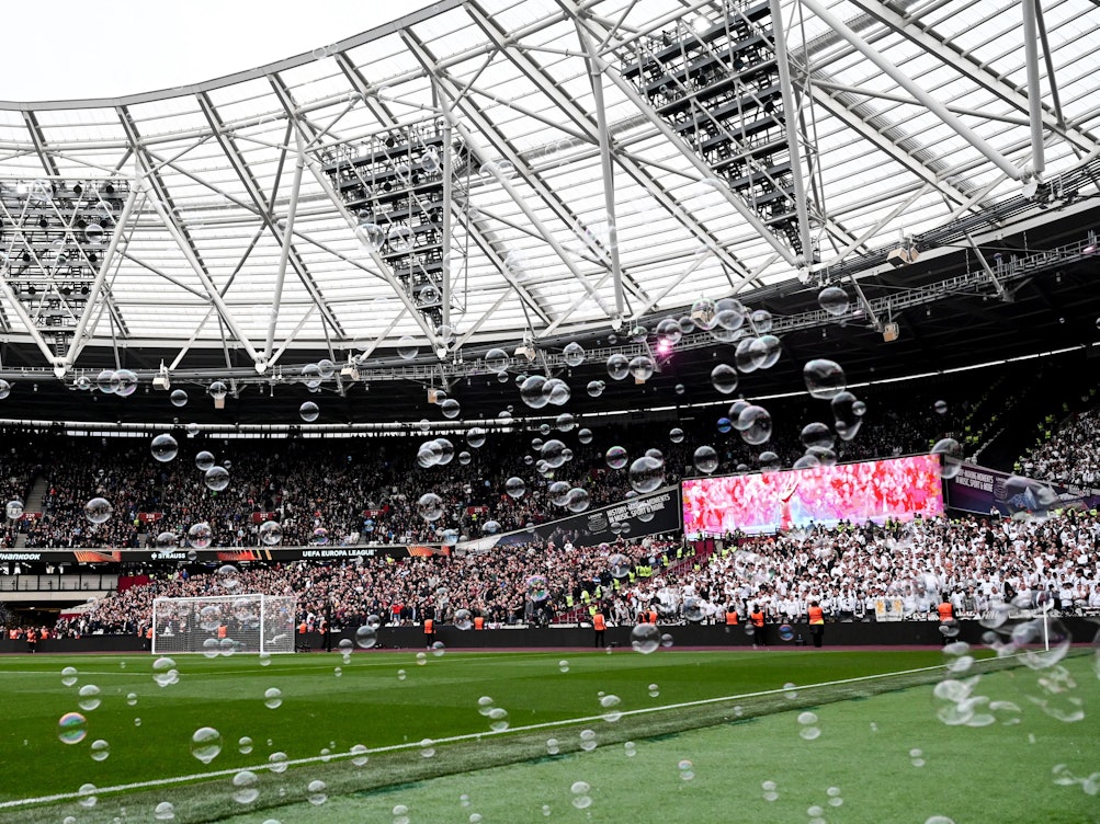 Im gut gefüllten Inneren des London Stadium sind Seifenblasen zu sehen. Sie sind das Markenzeichen von West Ham United.