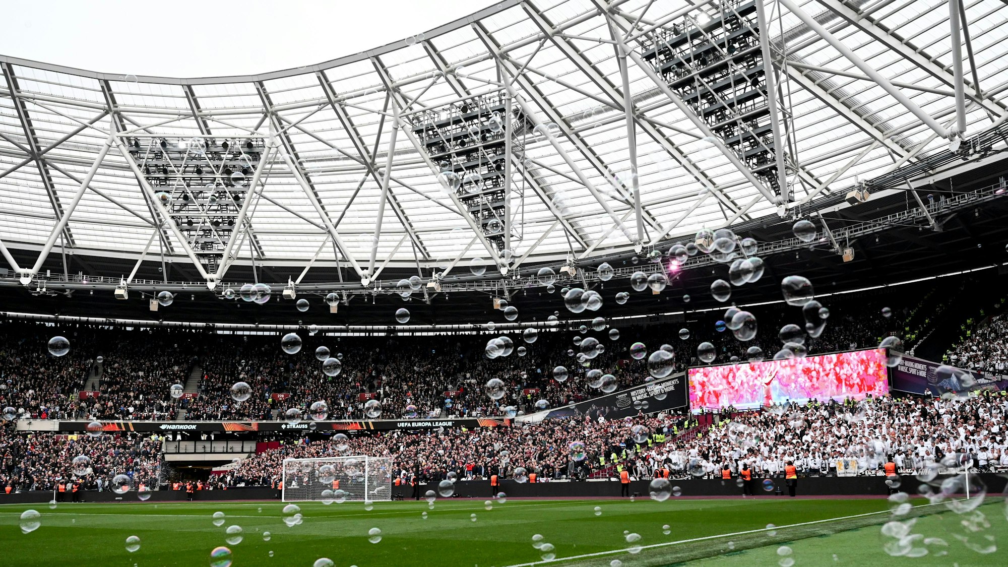 Im gut gefüllten Inneren des London Stadium sind Seifenblasen zu sehen. Sie sind das Markenzeichen von West Ham United.