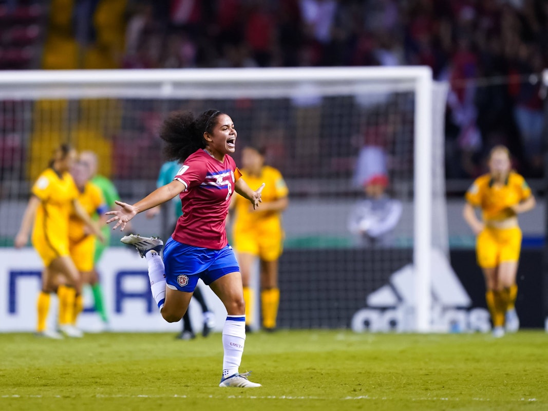 Alexandra Pinell rennt jubelnd durch das Fußbalstadion von San José.