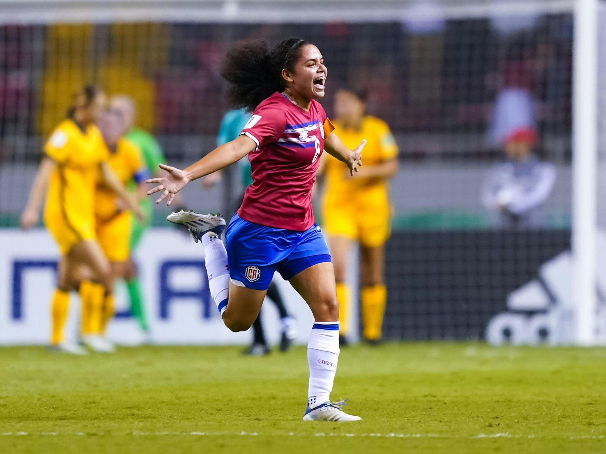 Alexandra Pinell rennt jubelnd durch das Fußbalstadion von San José.