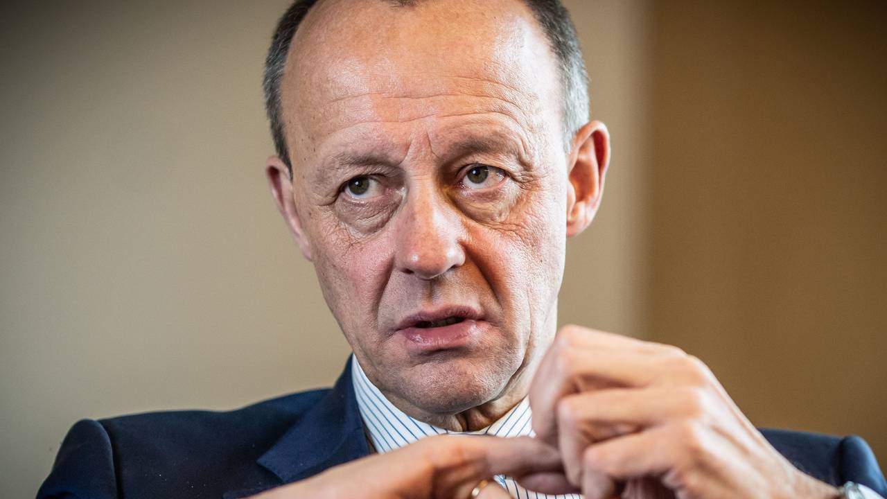 Friedrich Merz, Kandidat für das Amt des CDU Bundesvorsitzenden, aufgenommen bei einem Interview mit der dpa Deutsche Presse-Agentur in seinem Büro Jakob-Kaiser Haus im Deutschen Bundestag.