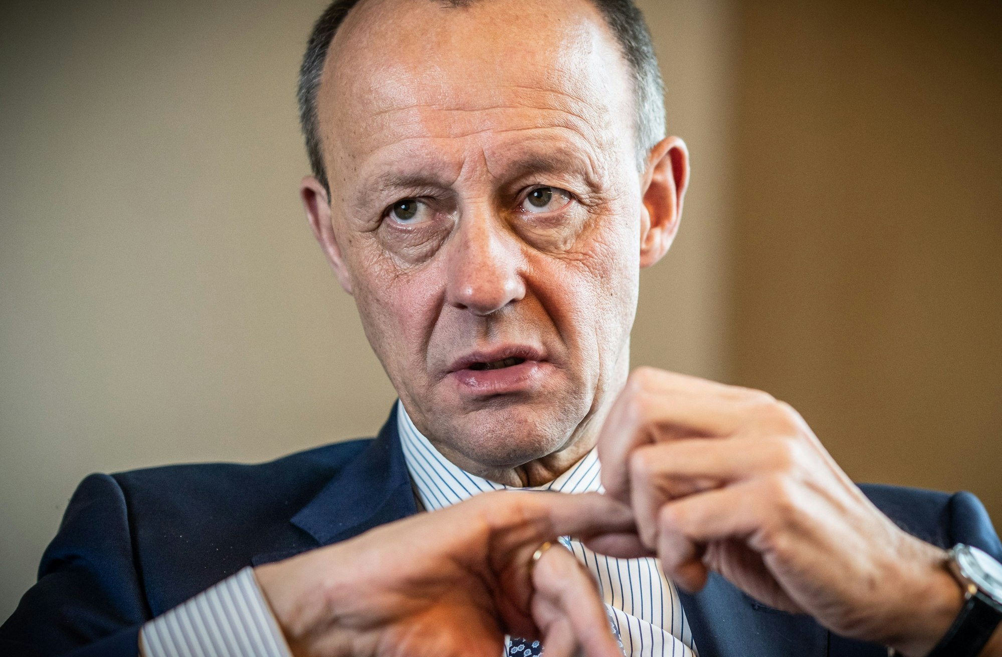 Friedrich Merz, Kandidat für das Amt des CDU Bundesvorsitzenden, aufgenommen bei einem Interview mit der dpa Deutsche Presse-Agentur in seinem Büro Jakob-Kaiser Haus im Deutschen Bundestag.
