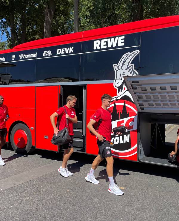 Die Spieler des 1. FC Köln steigen in den Mannschaftsbus.