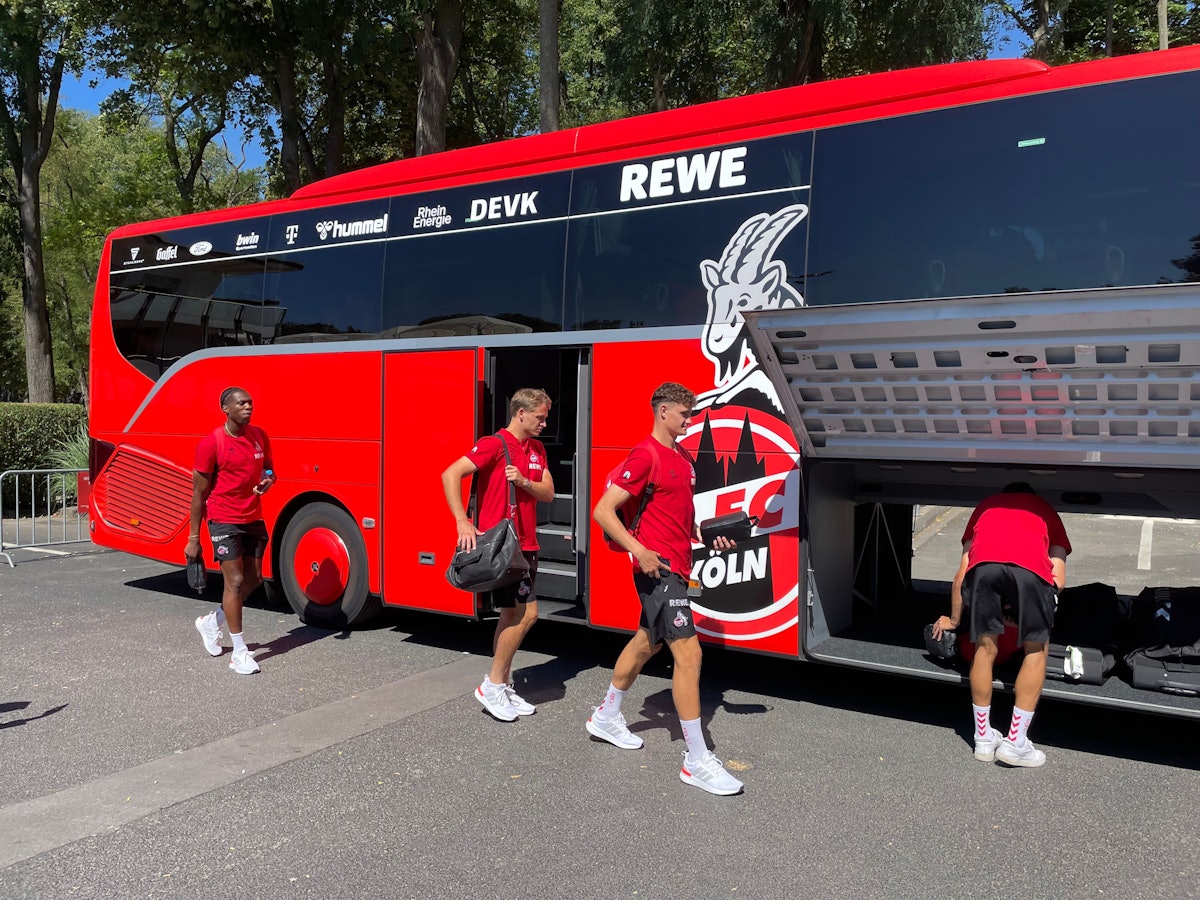 Die Spieler des 1. FC Köln steigen in den Mannschaftsbus.