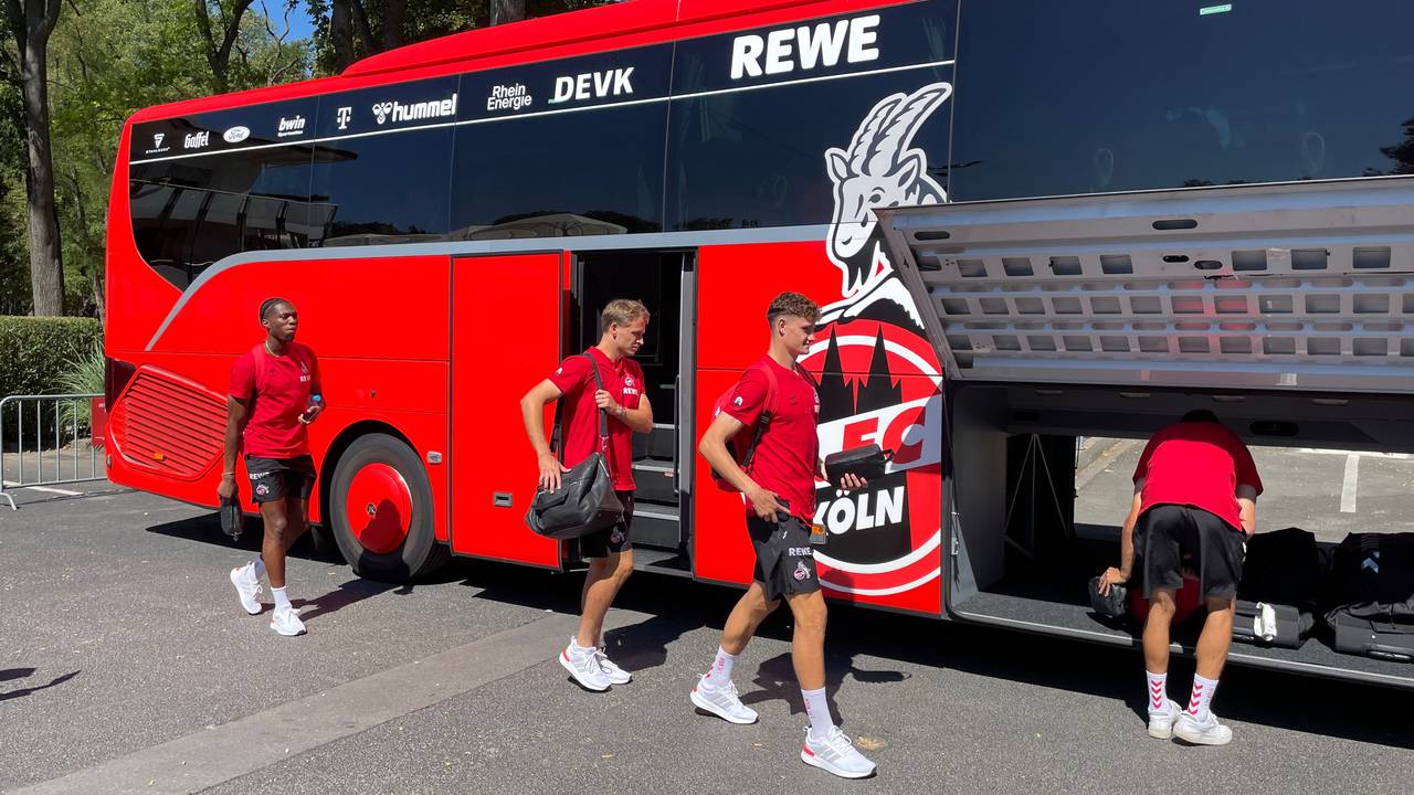 Die Spieler des 1. FC Köln steigen in den Mannschaftsbus.