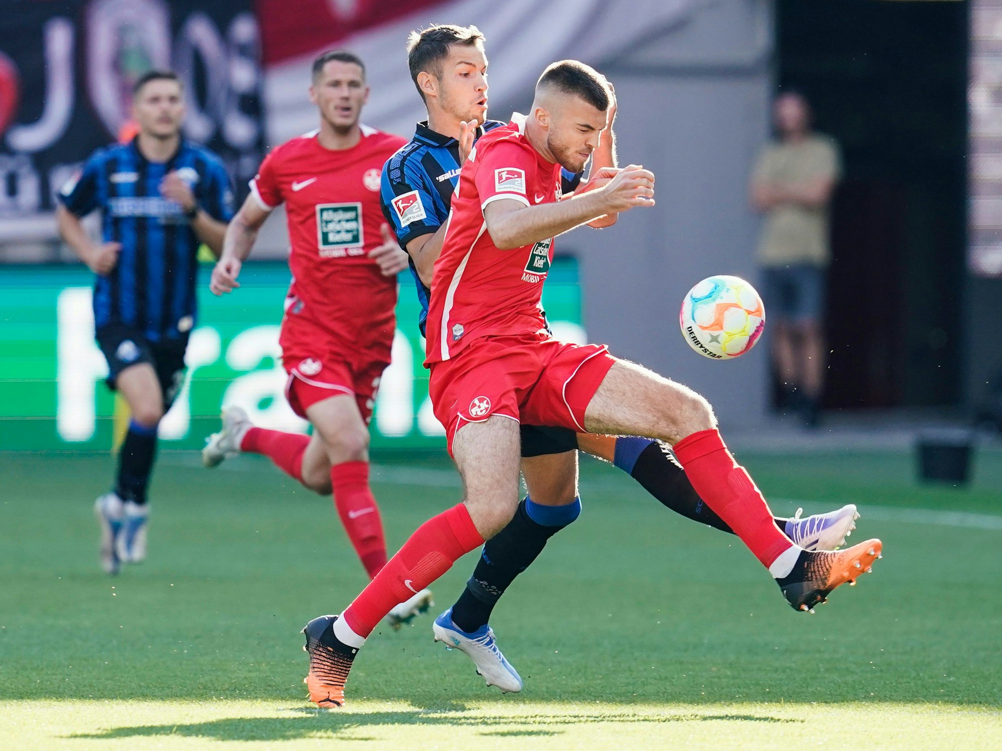 Im Fritz-Walter-Stadion: Paderborns Marvin Pieringer (l) und Kaiserslauterns Julian Niehues kämpfen um den Ball.