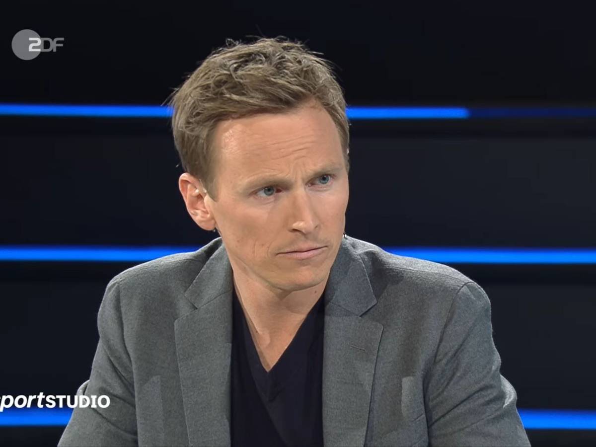 Jochen Breyer hört in einem Gespräch im ZDF-Sportstudio aufmerksam zu.