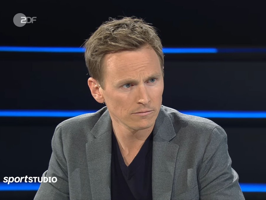 Jochen Breyer hört in einem Gespräch im ZDF-Sportstudio aufmerksam zu.