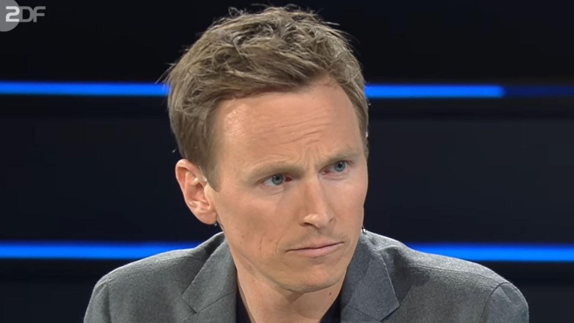 Jochen Breyer hört in einem Gespräch im ZDF-Sportstudio aufmerksam zu.
