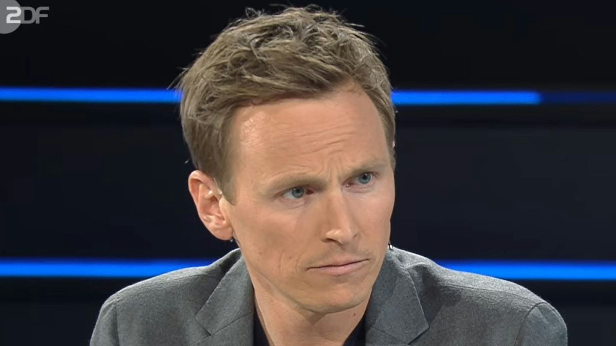 Jochen Breyer hört in einem Gespräch im ZDF-Sportstudio aufmerksam zu.