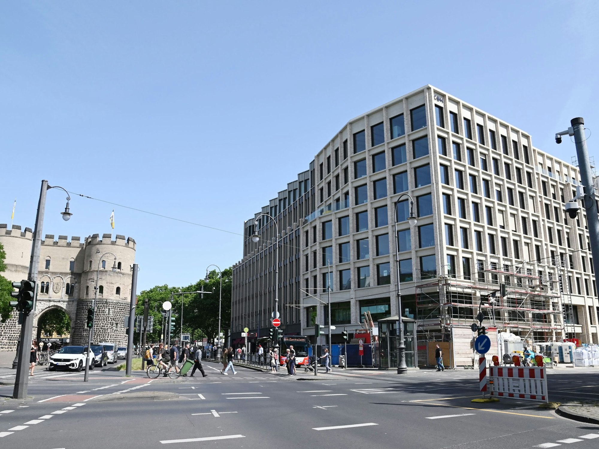 Das Gebäude der Wallarkaden am Rudolfplatz neben der Hahnentorburg.