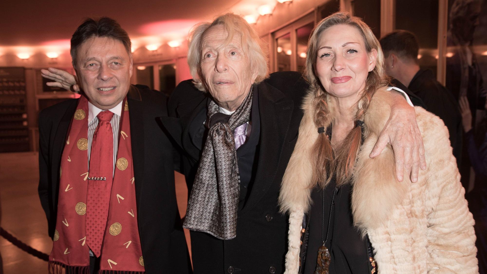 ARCHIV - 24.01.2017, Berlin: Alt-Playboy Rolf Eden (M) und sein Sohn Alexander und seine Schwiegertochter Anja kommen zur Verleihung des B.Z.-Kulturpreis. Die einstige Berliner Nachtlebengröße Rolf Eden ist tot. Eden sei im Alter von 92 Jahren gestorben, teilte seine Familie am 12.08.2022 mit.