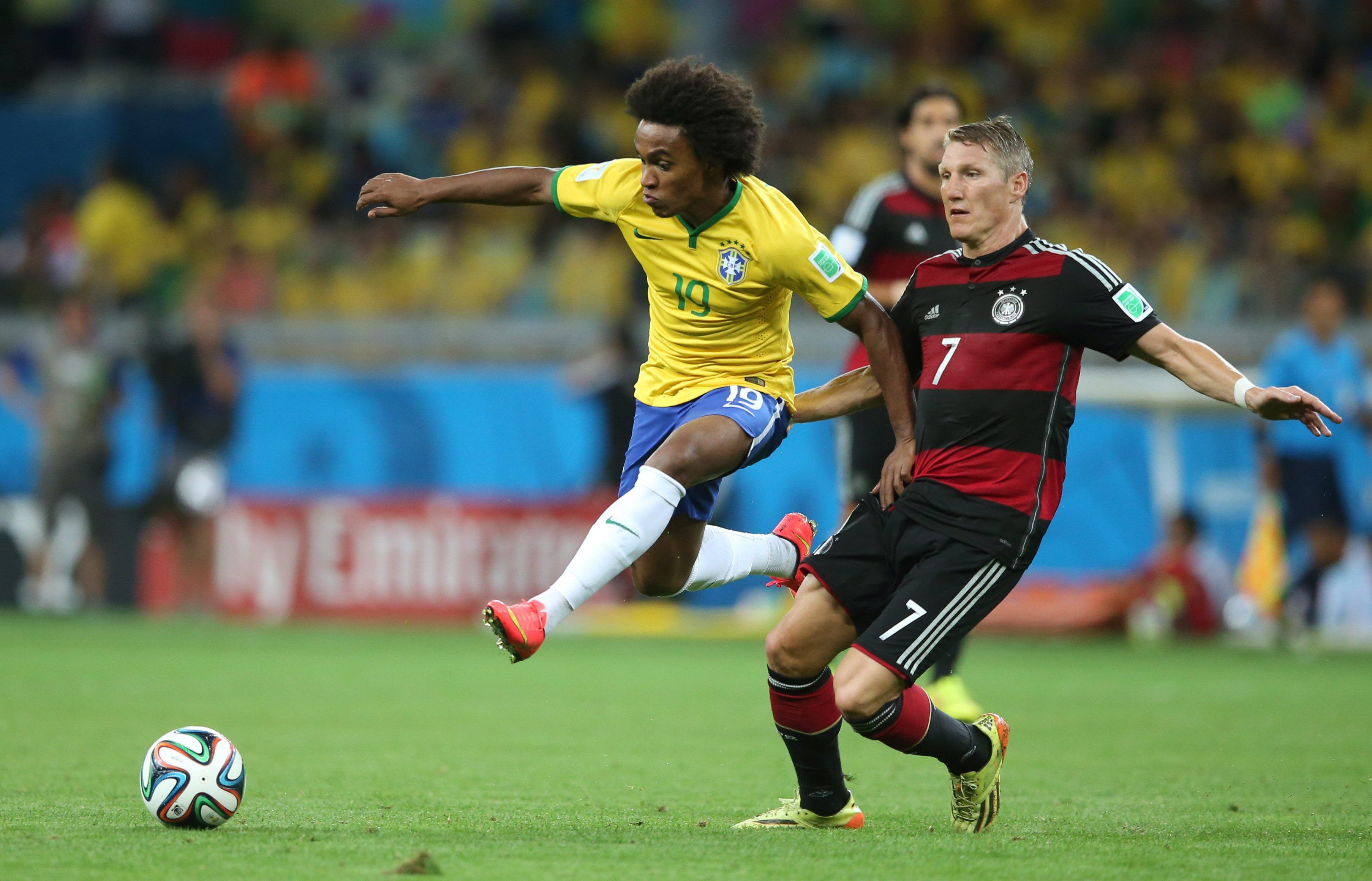 Bei der WM 2014 kämpfen Bastian Schweinsteiger (r.) und Willian (l.) um den Ball.