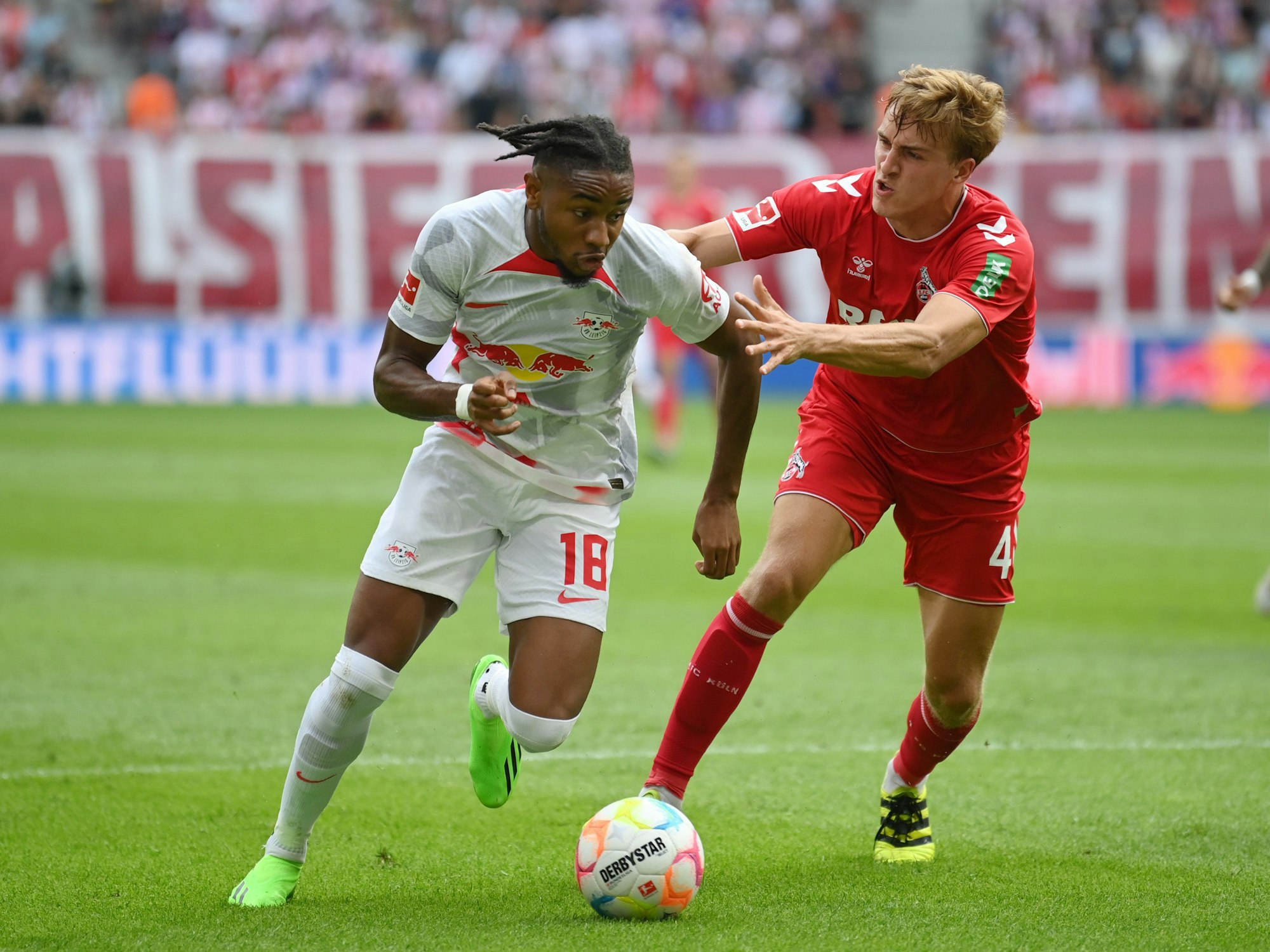 Timo Hübers am Samstag (13. August 2022) im Duell mit Leipzig-Star Christopher Nkunku