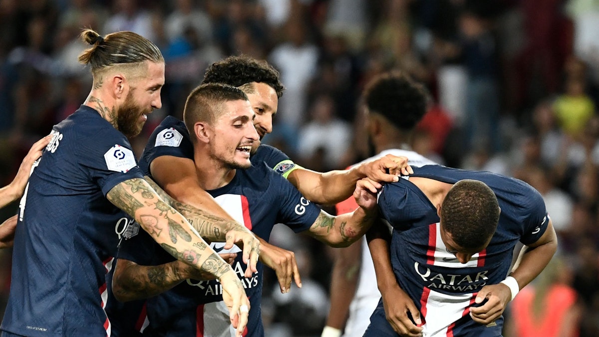 Kylian Mbappé und seine Teamkollegen bei PSG jubeln über ein Tor