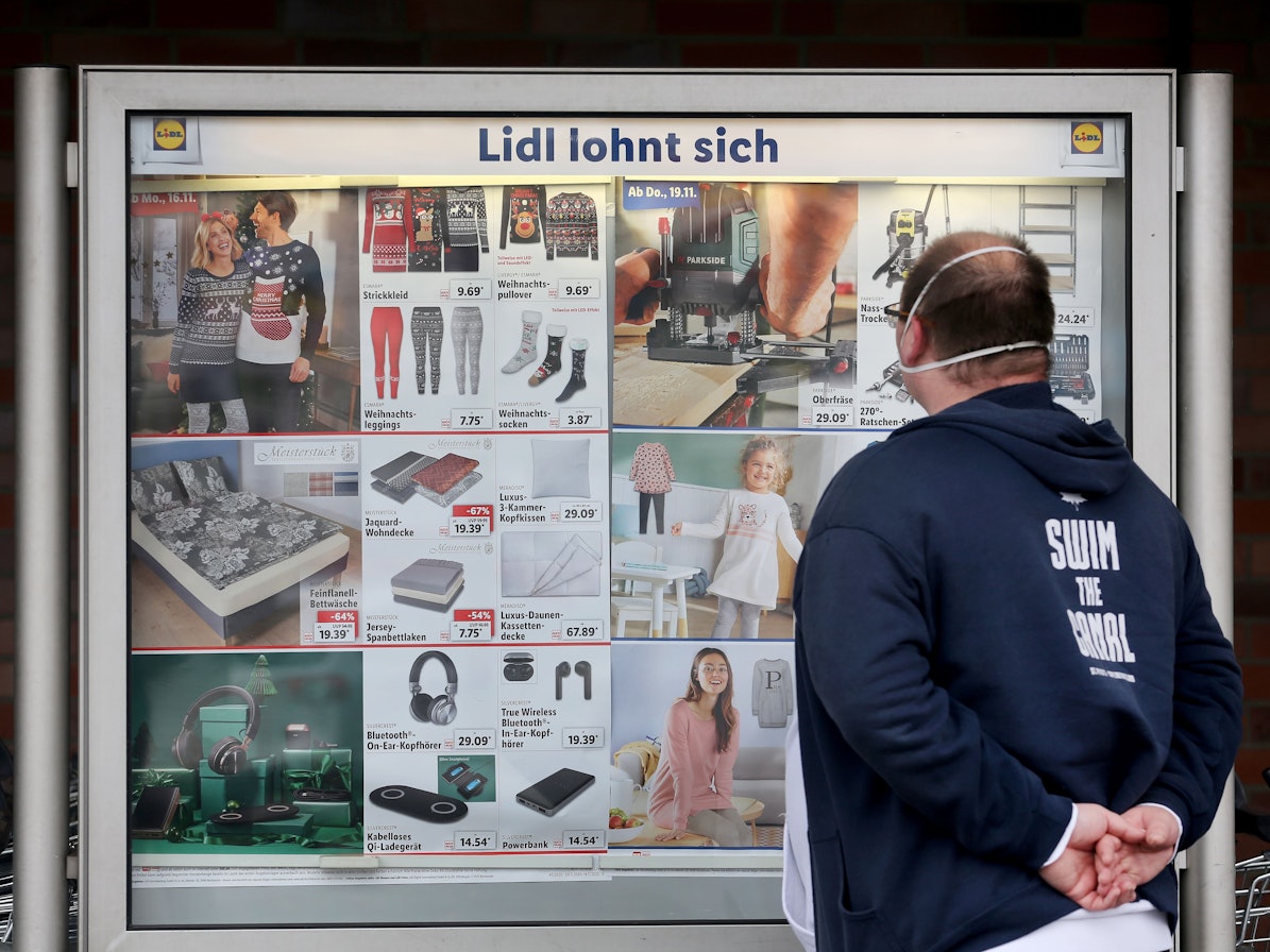 Der Kunde einer Lidl-Filiale informiert sich in unserem Archivbild (2020) an einer Werbetafel über die Sonderangebote. Wie Lidl mitteilt, will der Discounter das Angebot seiner Nonfood-Produkte einschränken.