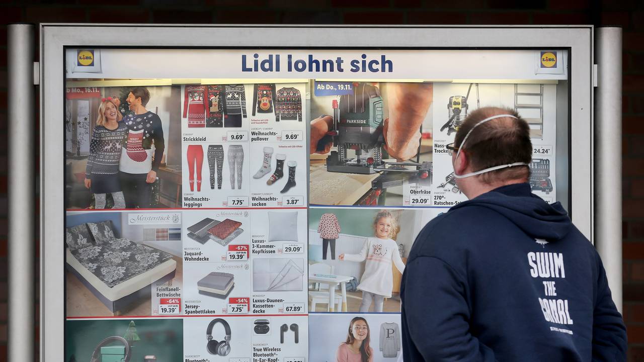 Der Kunde einer Lidl-Filiale informiert sich in unserem Archivbild (2020) an einer Werbetafel über die Sonderangebote. Wie Lidl mitteilt, will der Discounter das Angebot seiner Nonfood-Produkte einschränken.