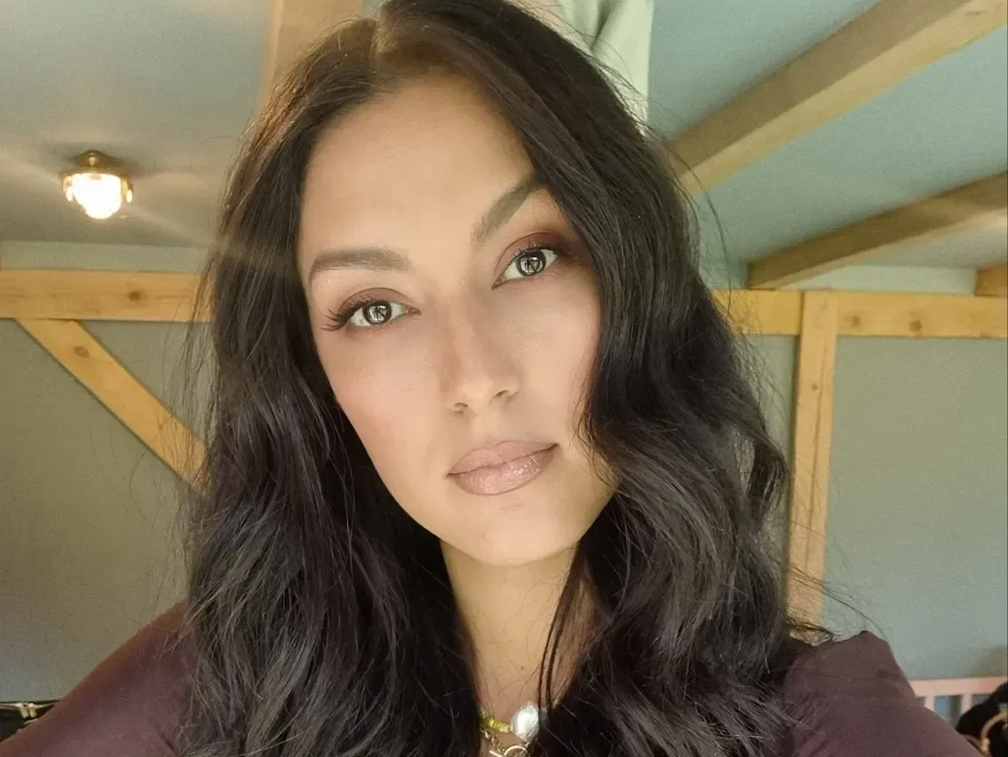 Moderatorin Rebecca Mir, hier auf einem Instagram-Selfie vom Juni 2022, zeigt ihre Bauchmuskeln auf Instagram.