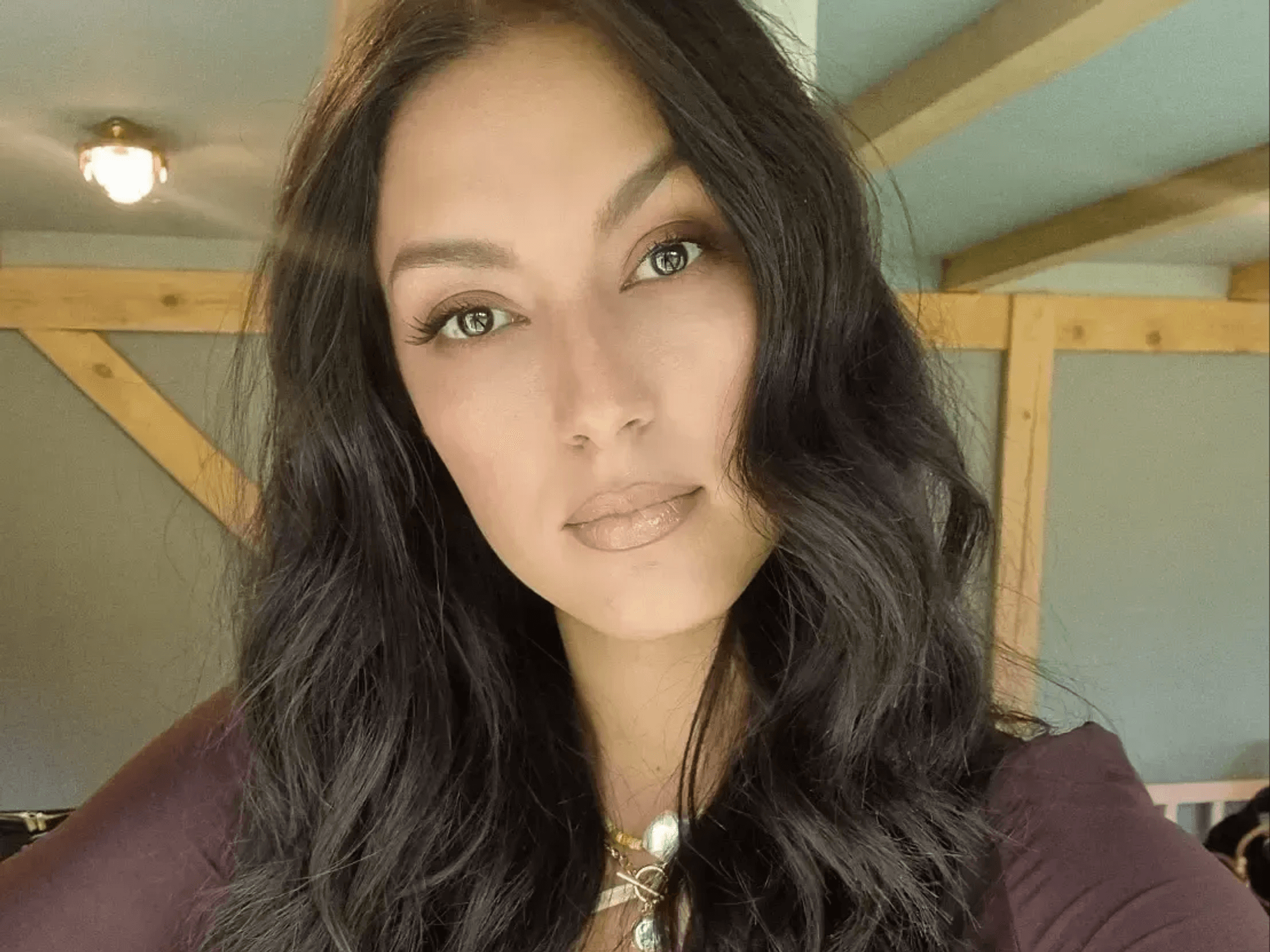 Rebecca Mir schaut in die Kamera