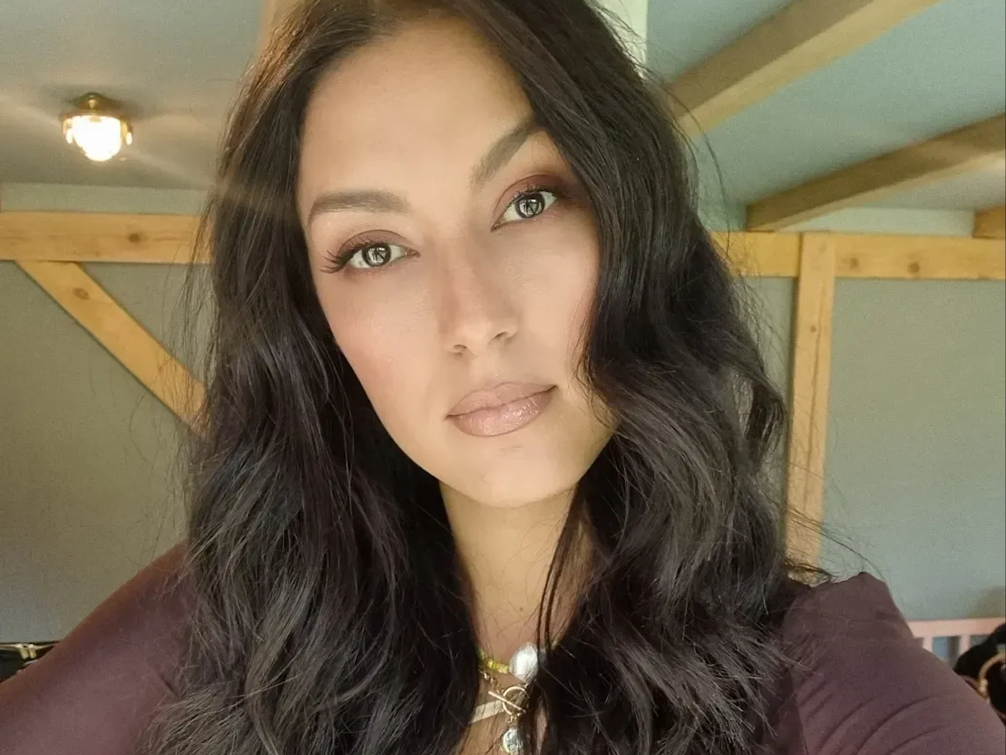 Rebecca Mir schaut in die Kamera