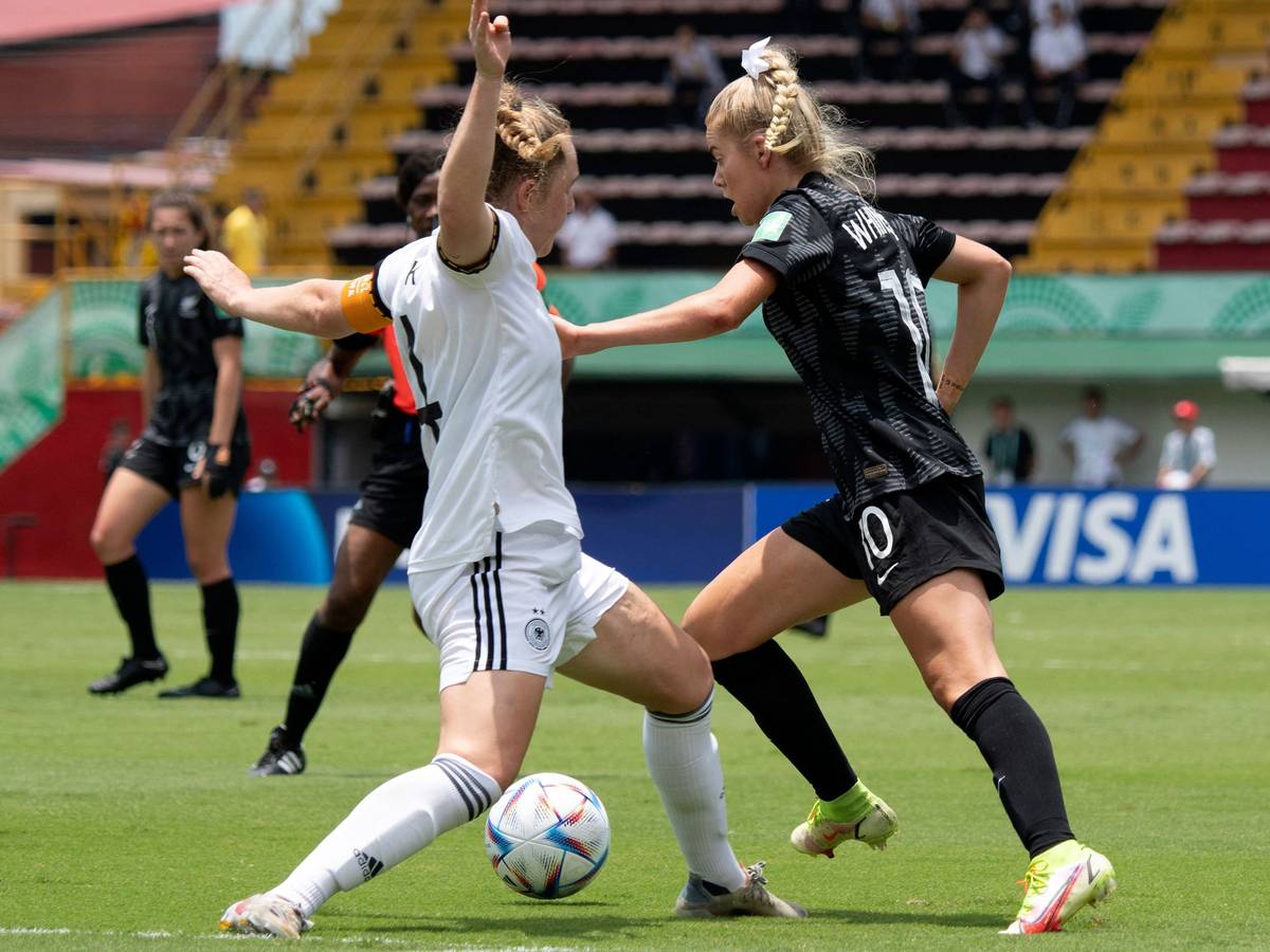 Deutschlands Madeleine Steck (r.) beim Spiel der U20-WM gegen Neuseeland im Duell mit Alyssa Whinham