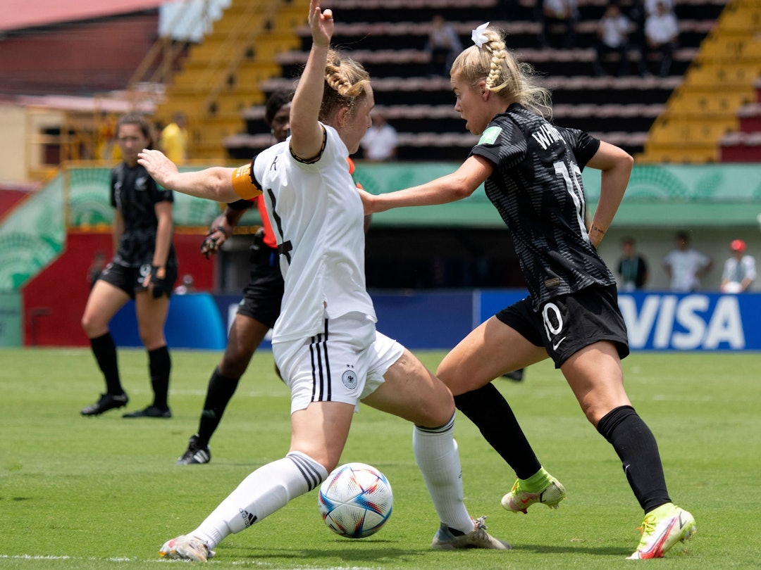 Deutschlands Madeleine Steck (r.) beim Spiel der U20-WM gegen Neuseeland im Duell mit Alyssa Whinham