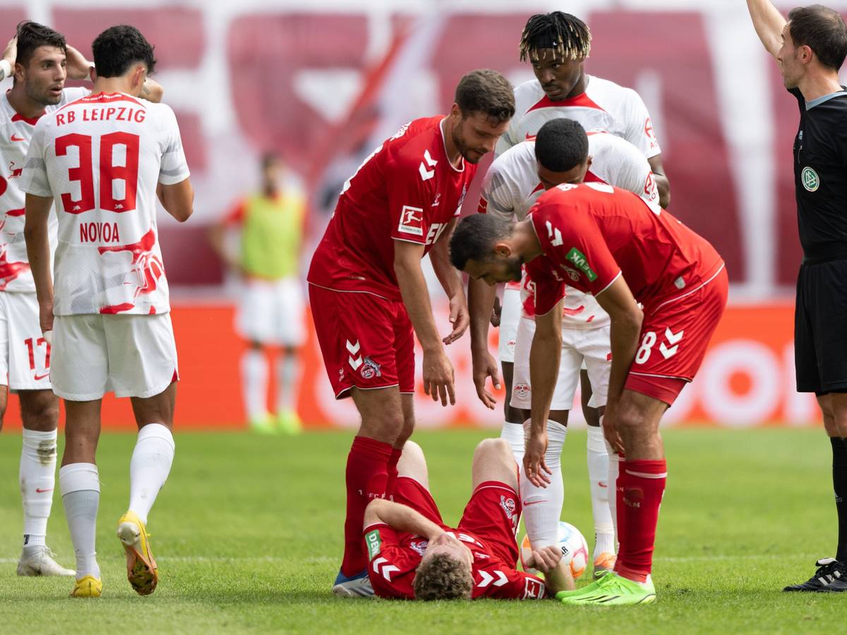 Dominik Szoboszlai (l.) liegt nach der Tätlichkeit gegen Florian Kainz (am Boden) Rot.